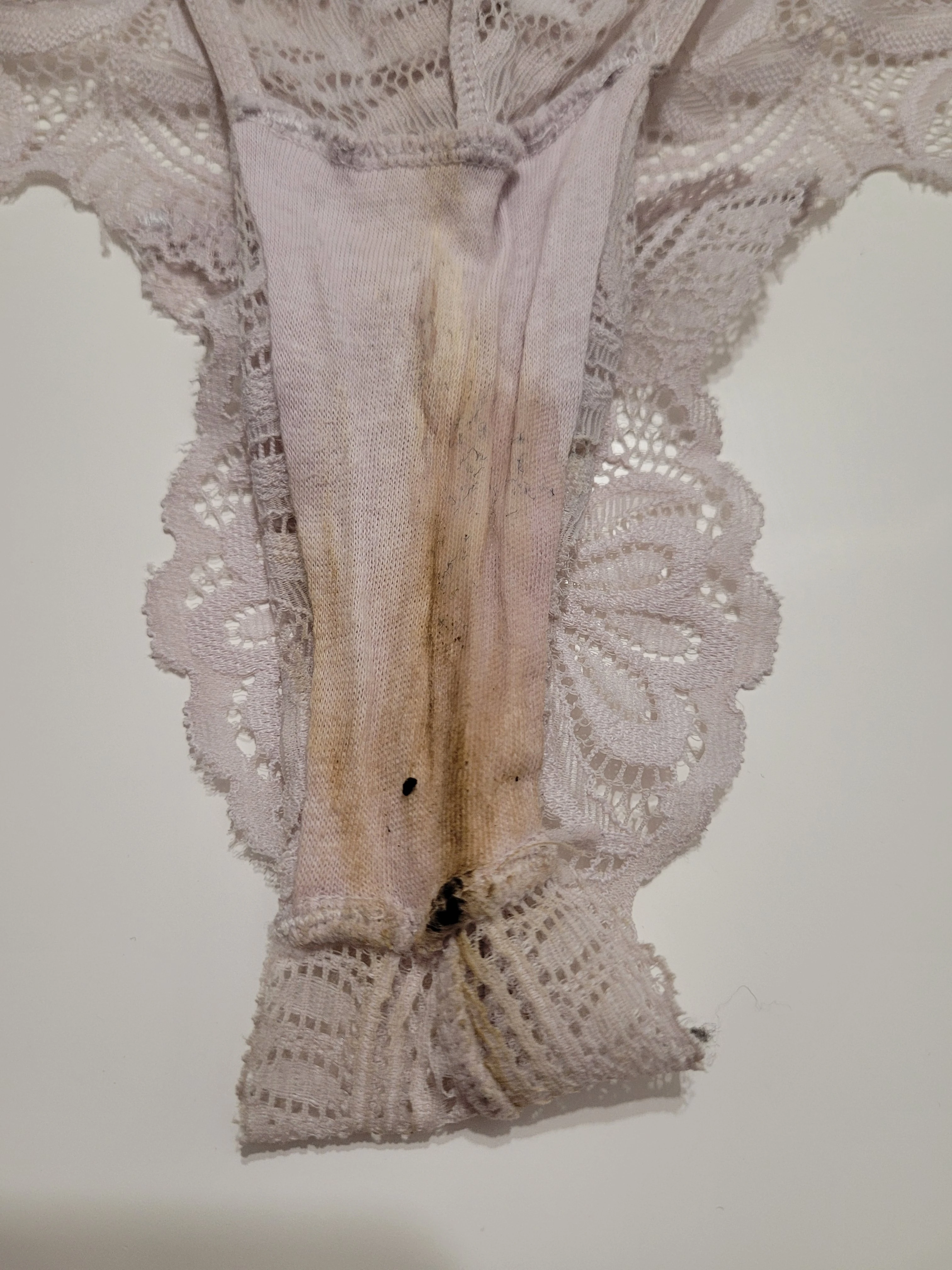 Photo de Culotte très sale souillée devant et derrière !...