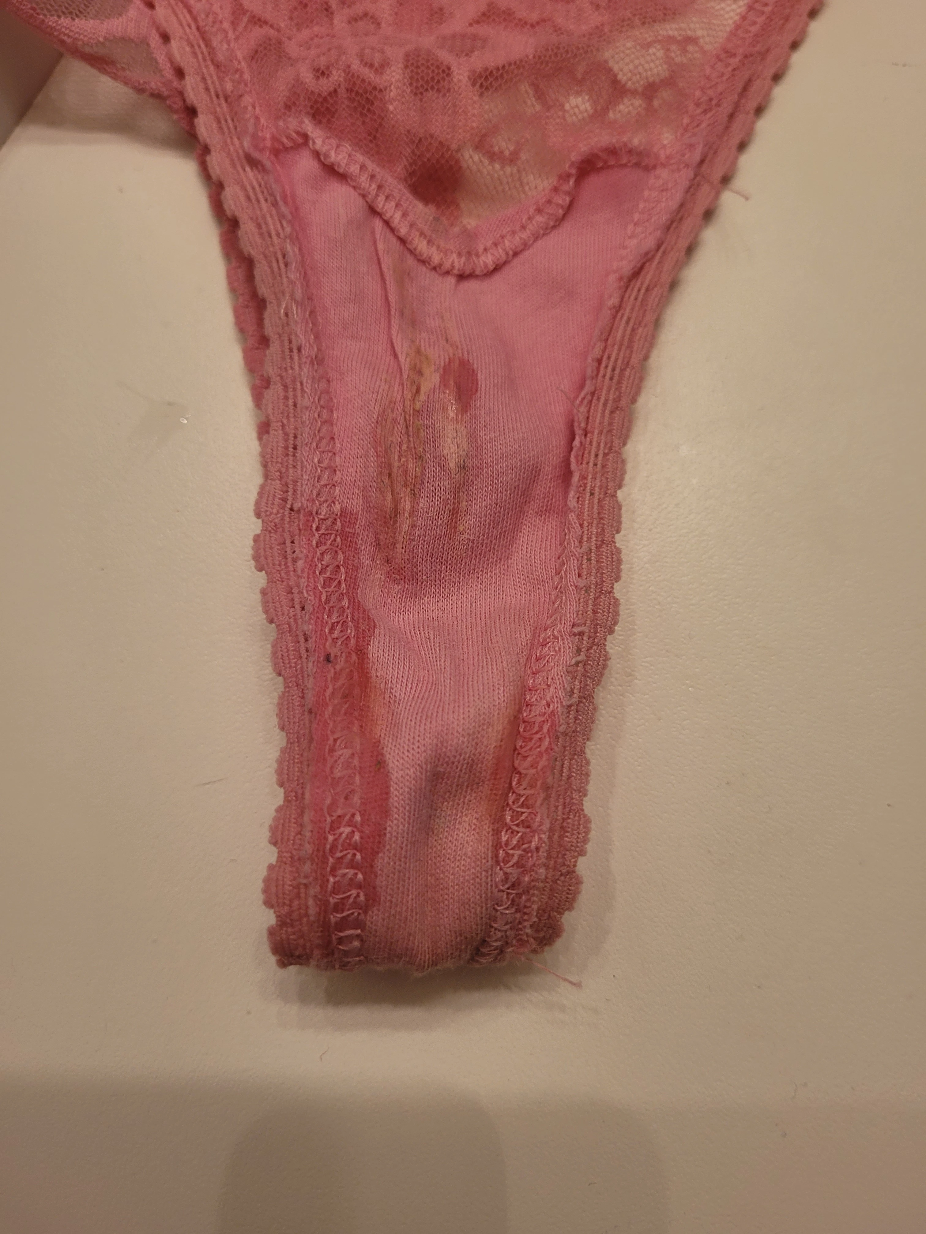 Photo de UNIQUE ! Culotte sale portée par 2 femmes...