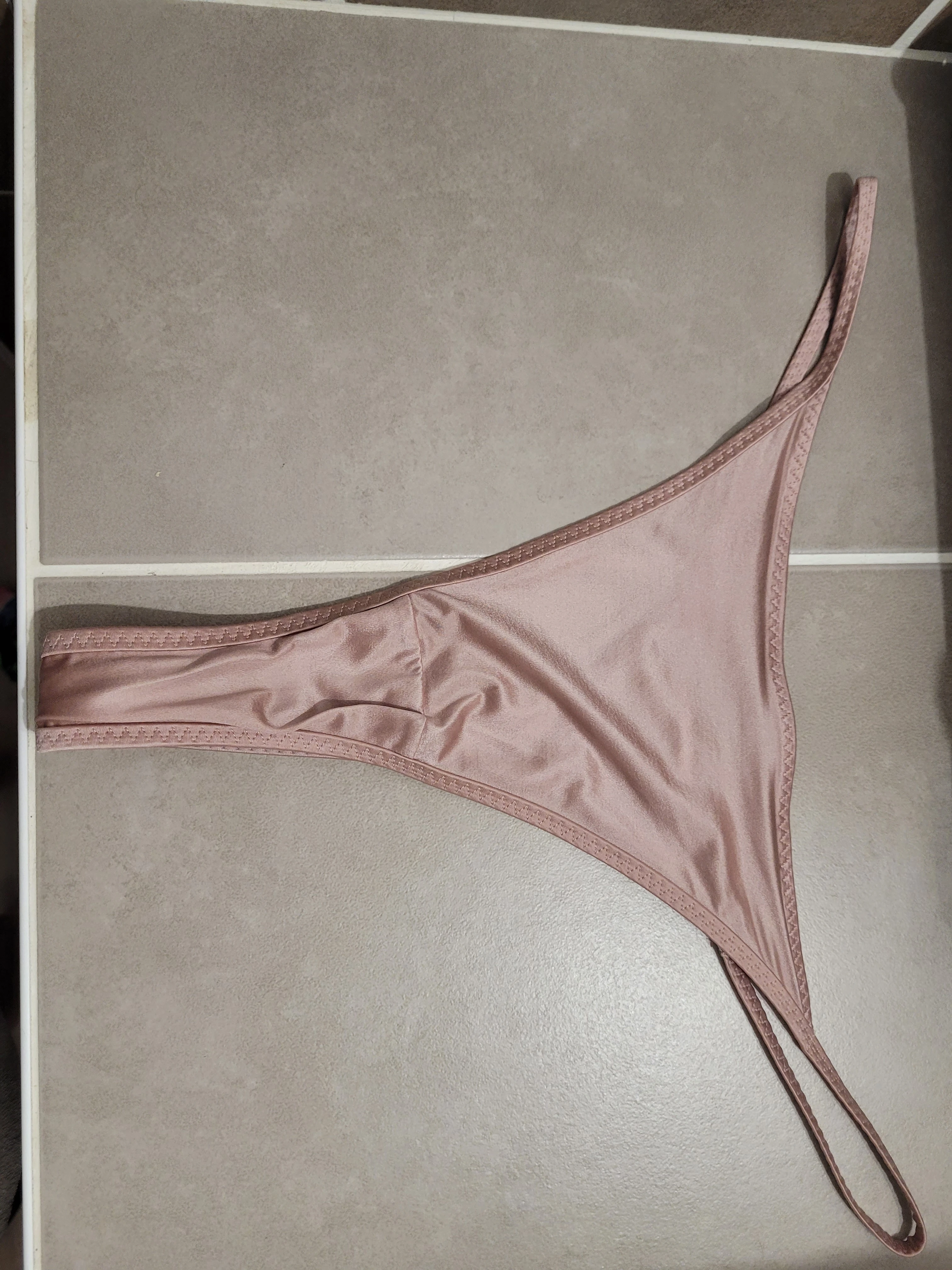 Photo de Culotte string sale enivrée mais accompagnée ! Portée...