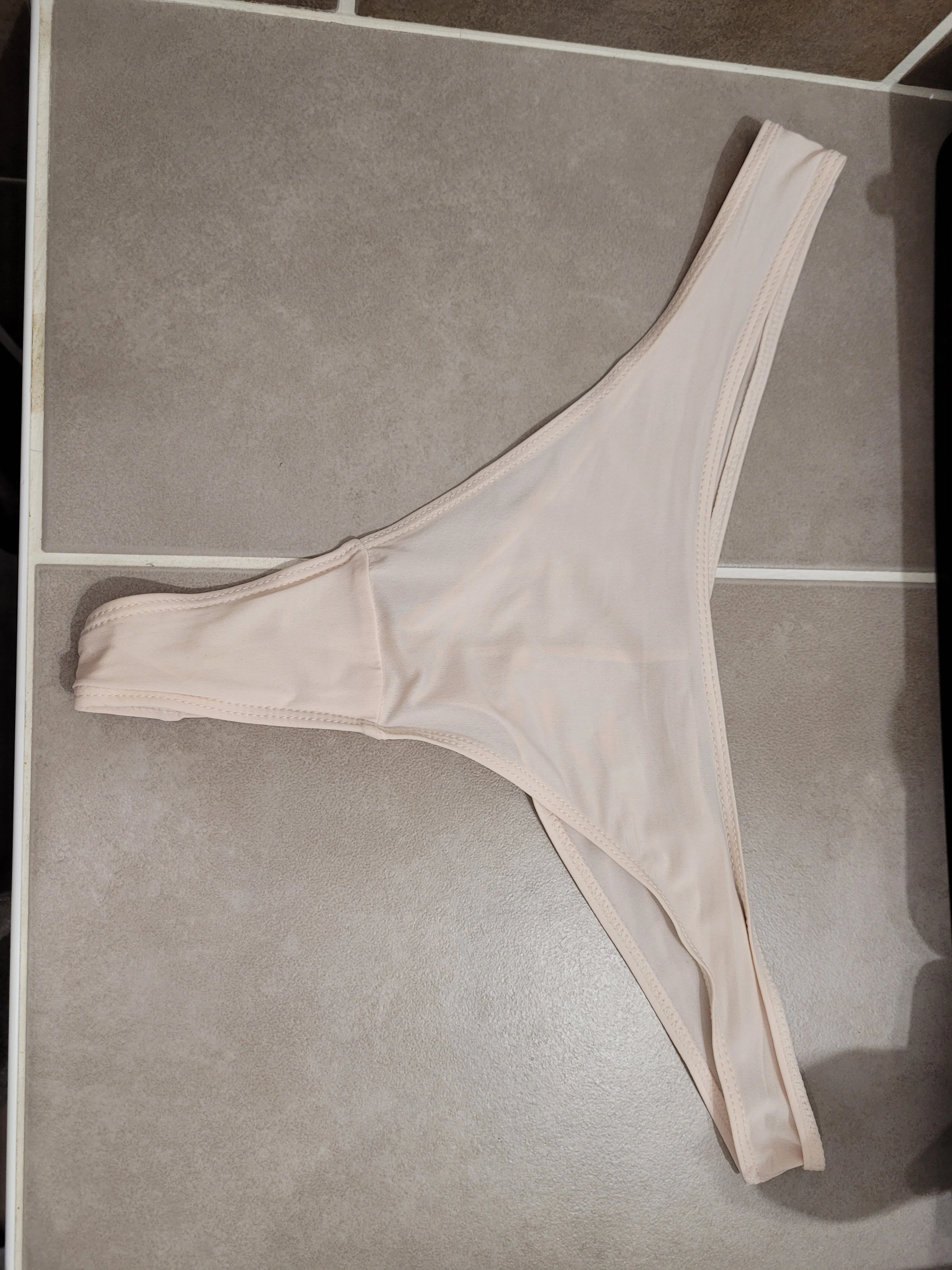 Photo de Culotte string sale au cinéma ! Portée le...