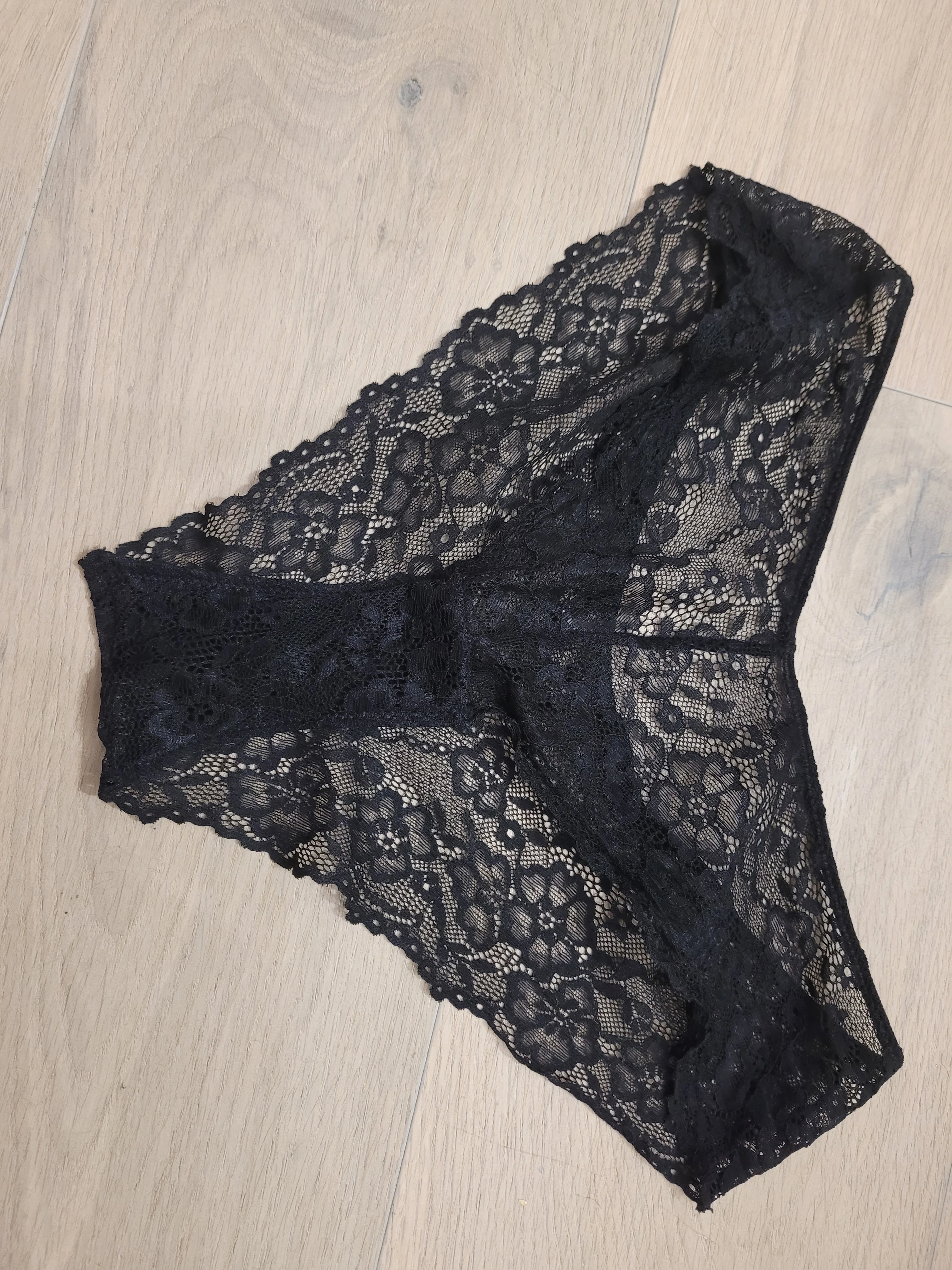 Photo de Petite culotte sale et sexuelle 🔞 portée le...
