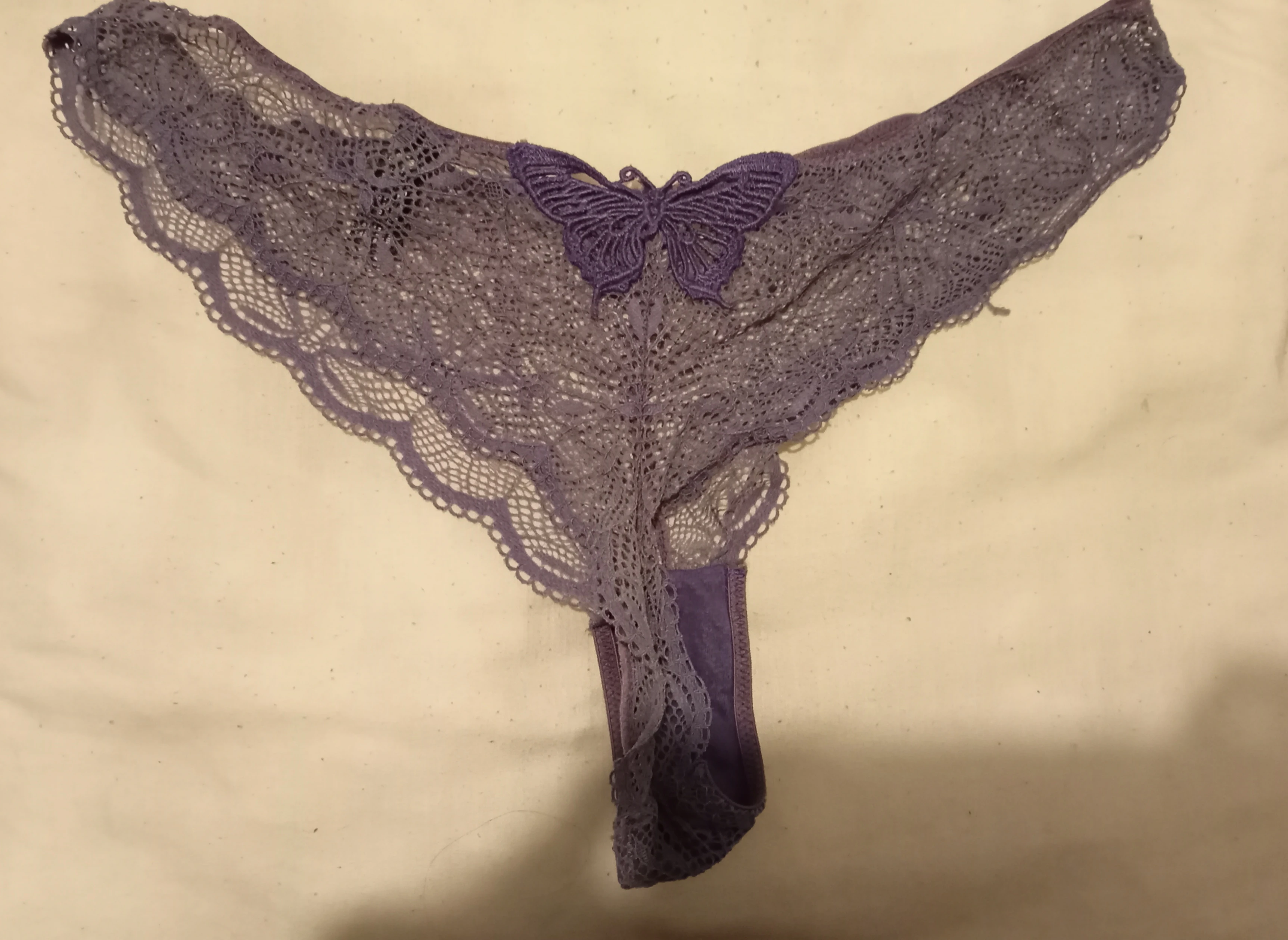 Photo de Reçois chez toi ma culotte usagée 😍