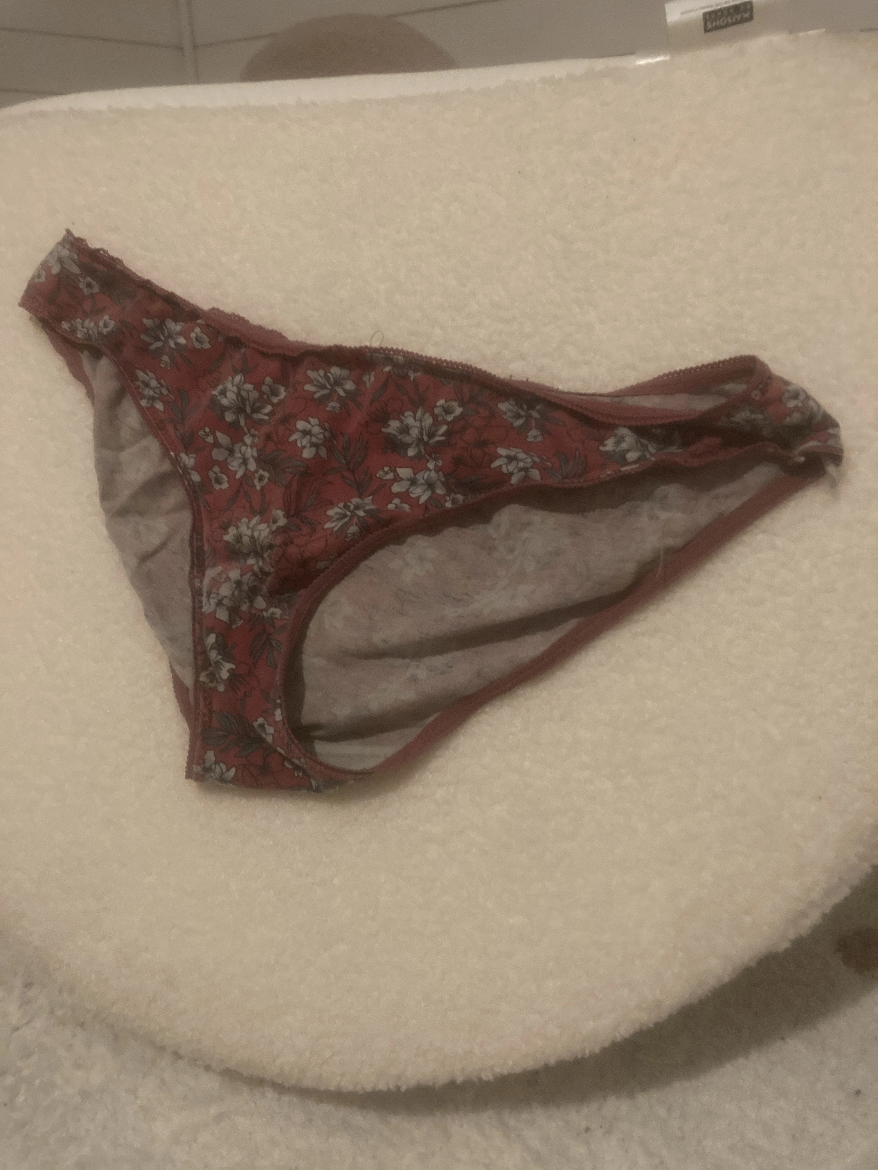 Photo de Ma culotte de nuit trouée