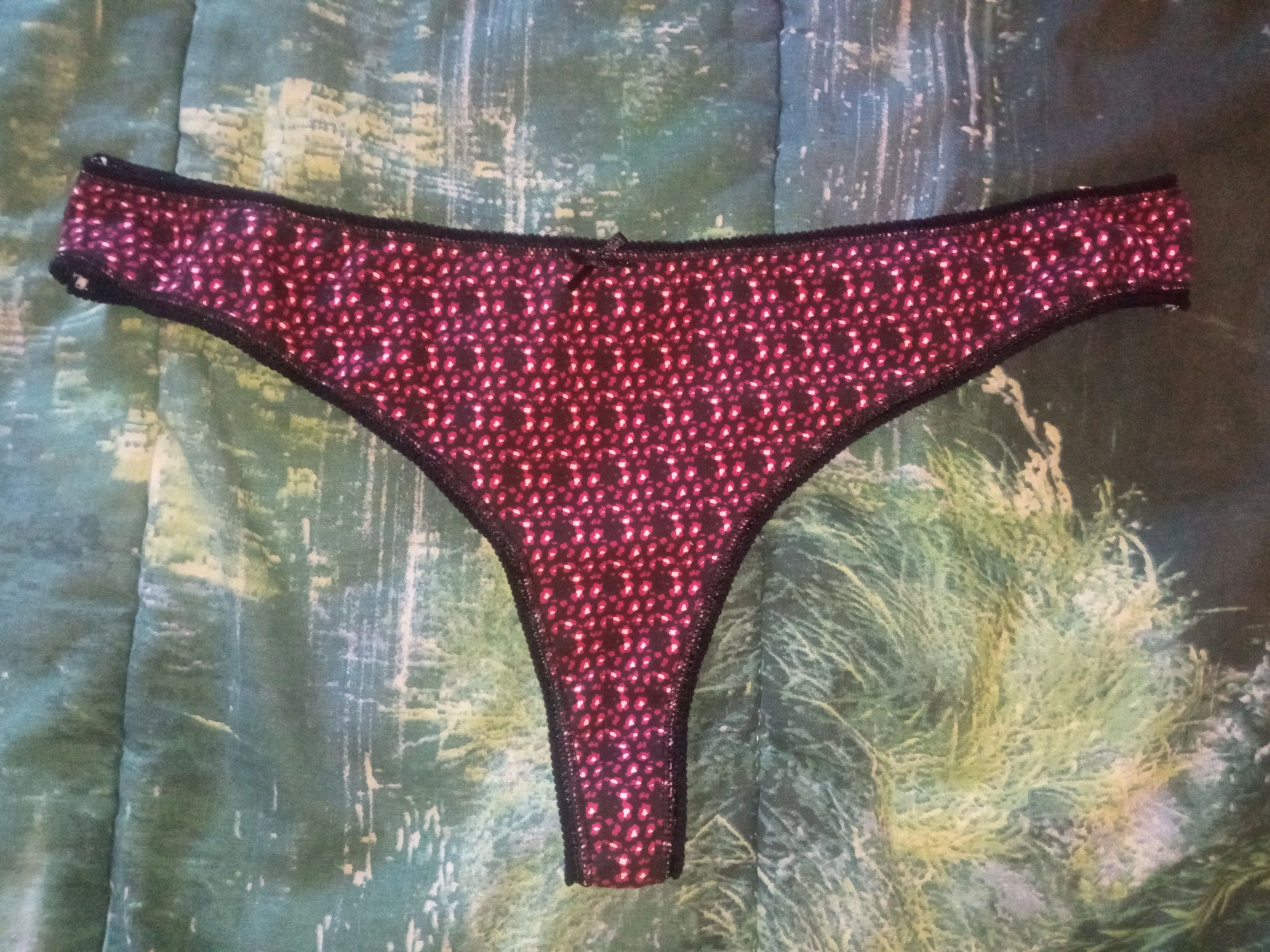 Photo de String noir à motif rouge
