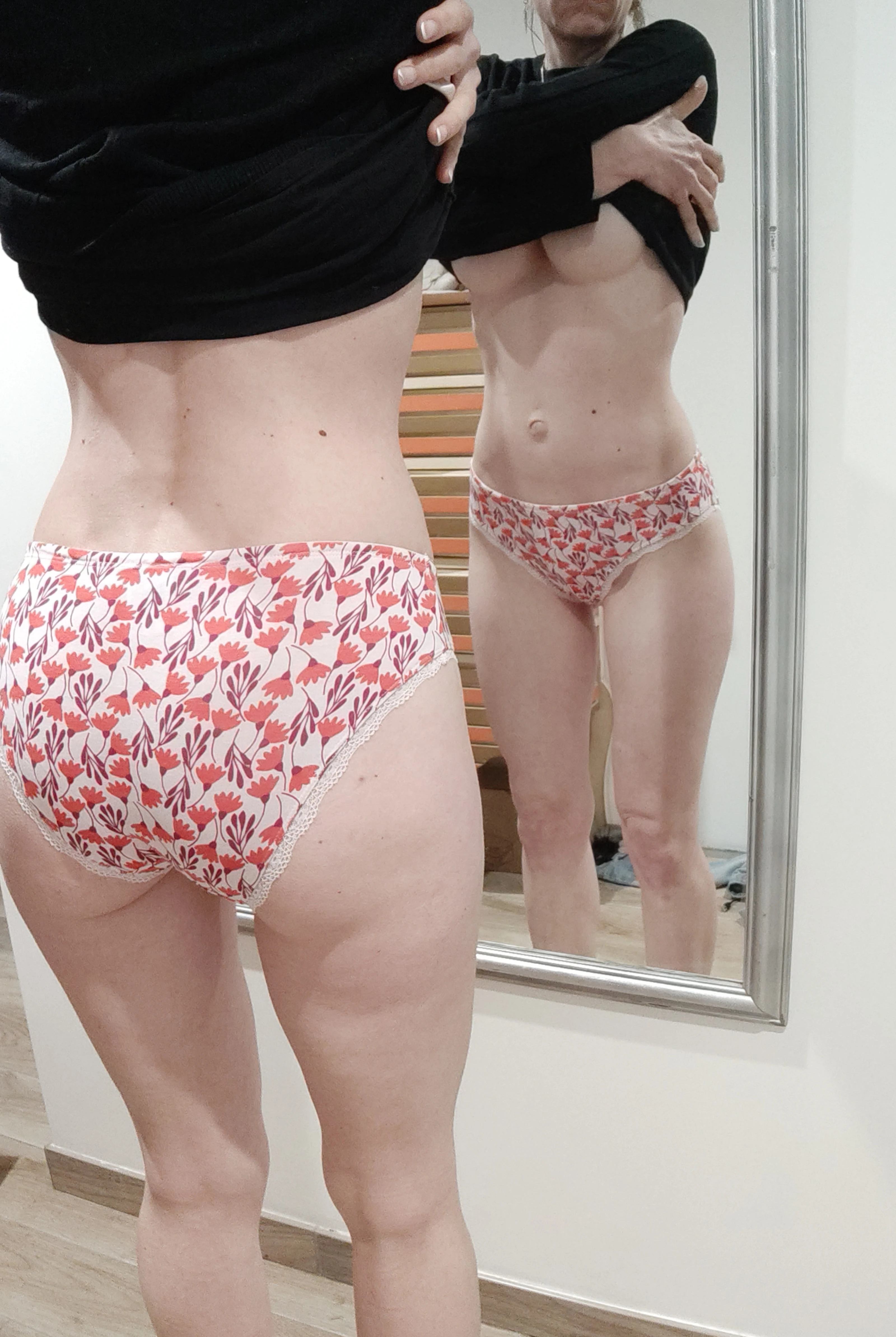 Photo de Culotte spéciale printemps Blanche à petites fleurs