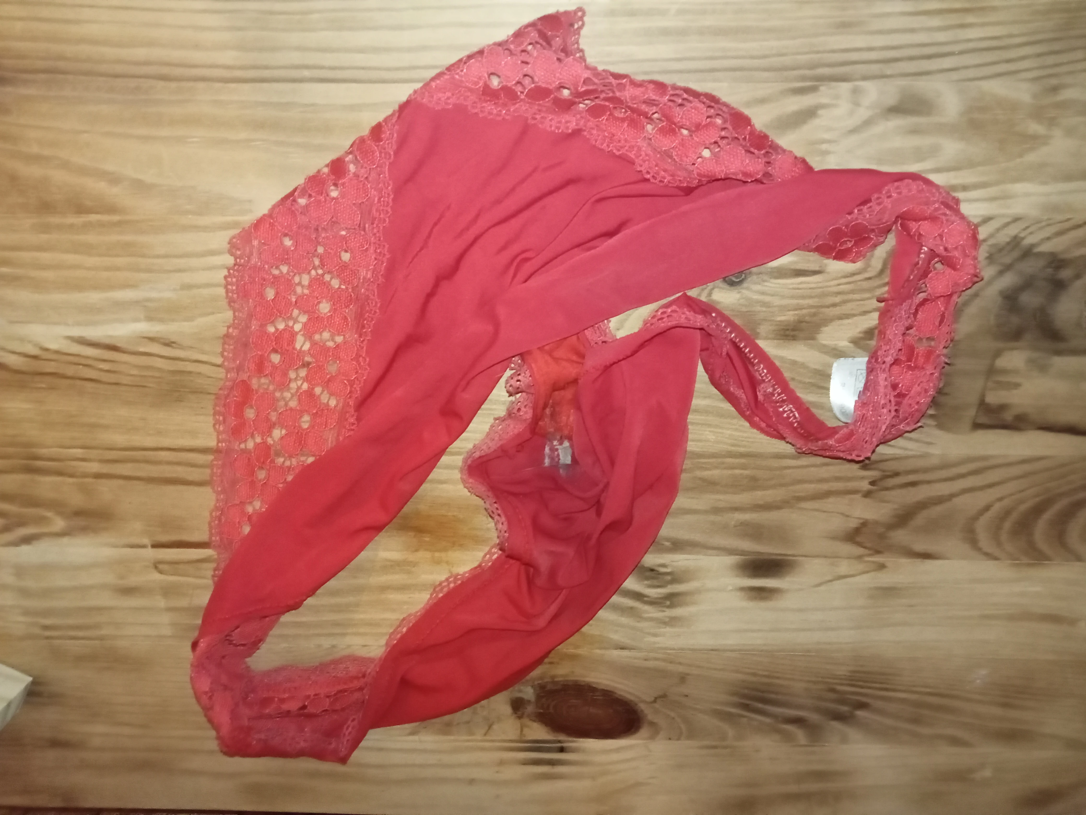 Photo de Culotte rouge pleine de sperme et de mouille