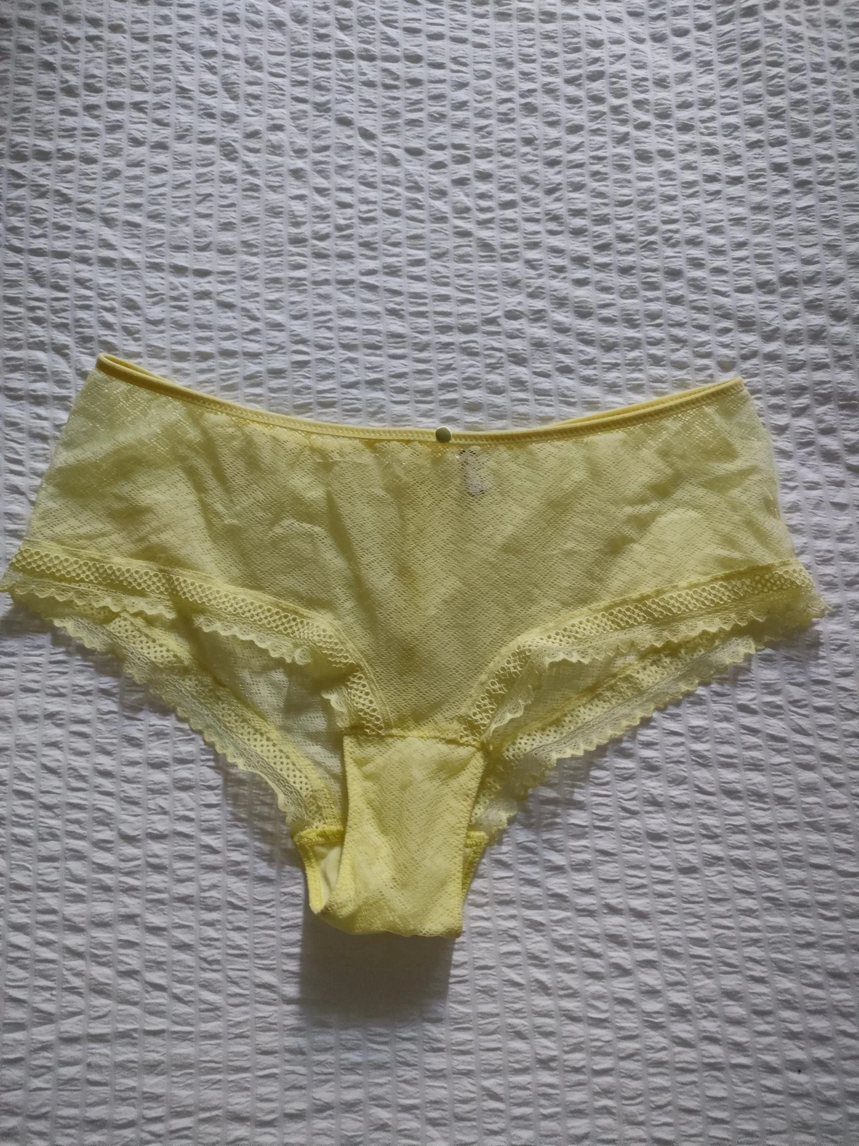Photo de lot : culotte jaune et polaroid