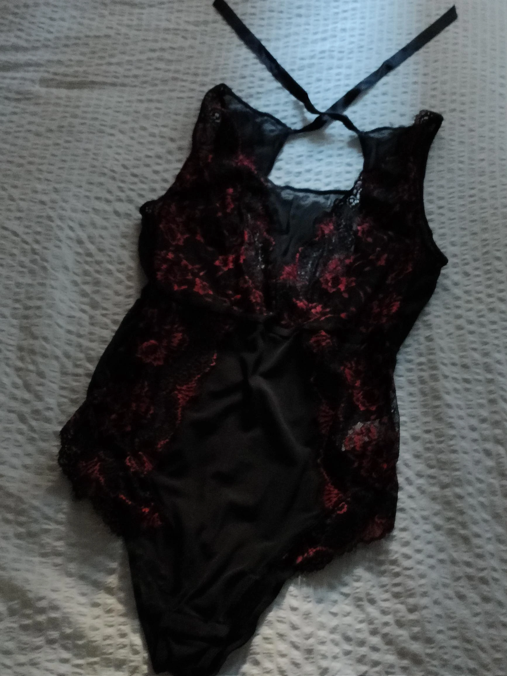Photo de BODY ROUGE ET NOIR