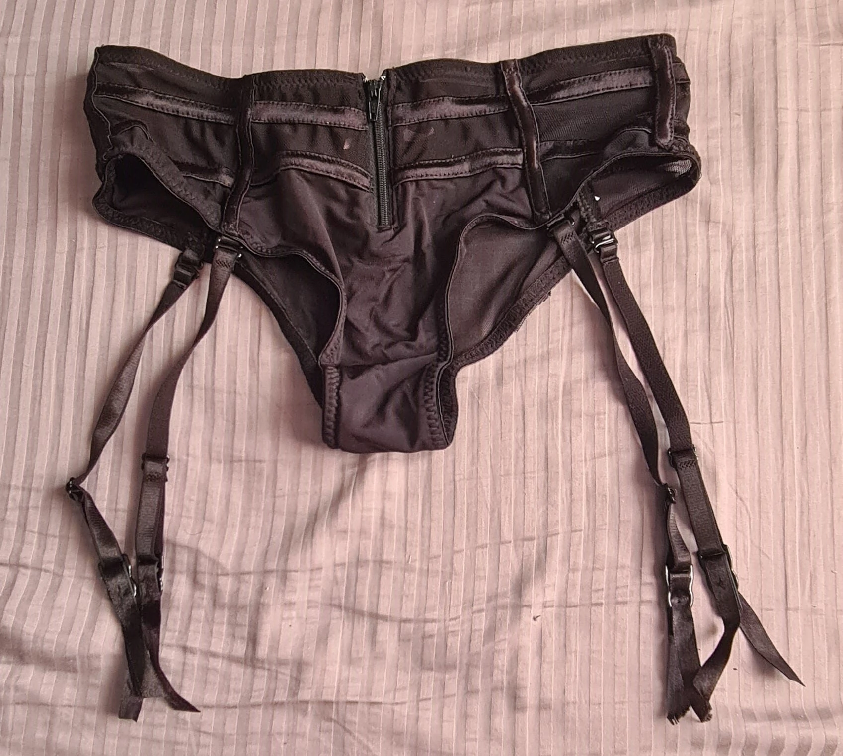 Photo de petit tanga porte jarelle