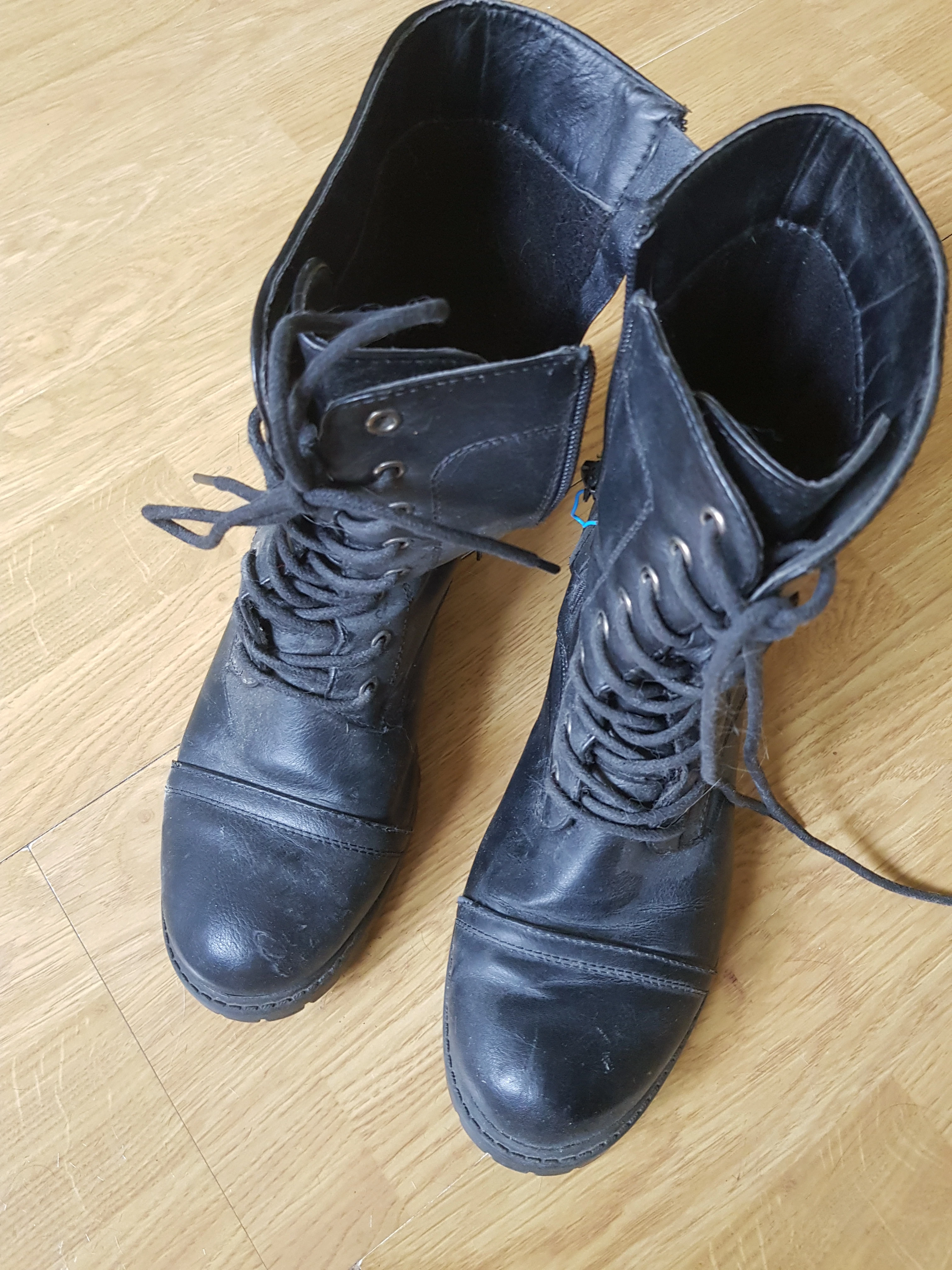 Photo de Mes bottines odorantes et usées envoi compris🤩