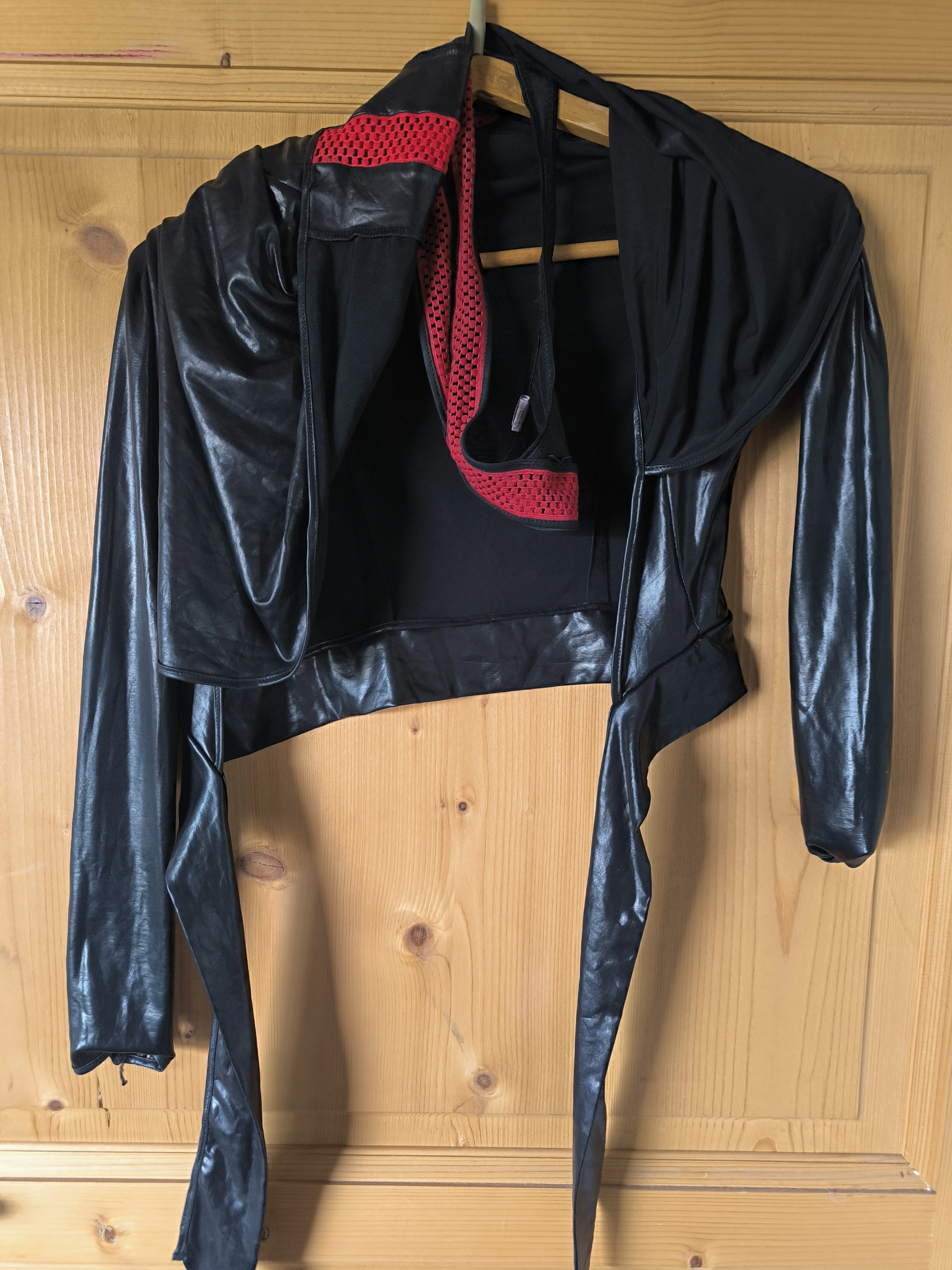 Photo de 🖤🔥 DESTOCKAGE ULTRA FÉTICHE – VESTE COURTE WETLOOK...