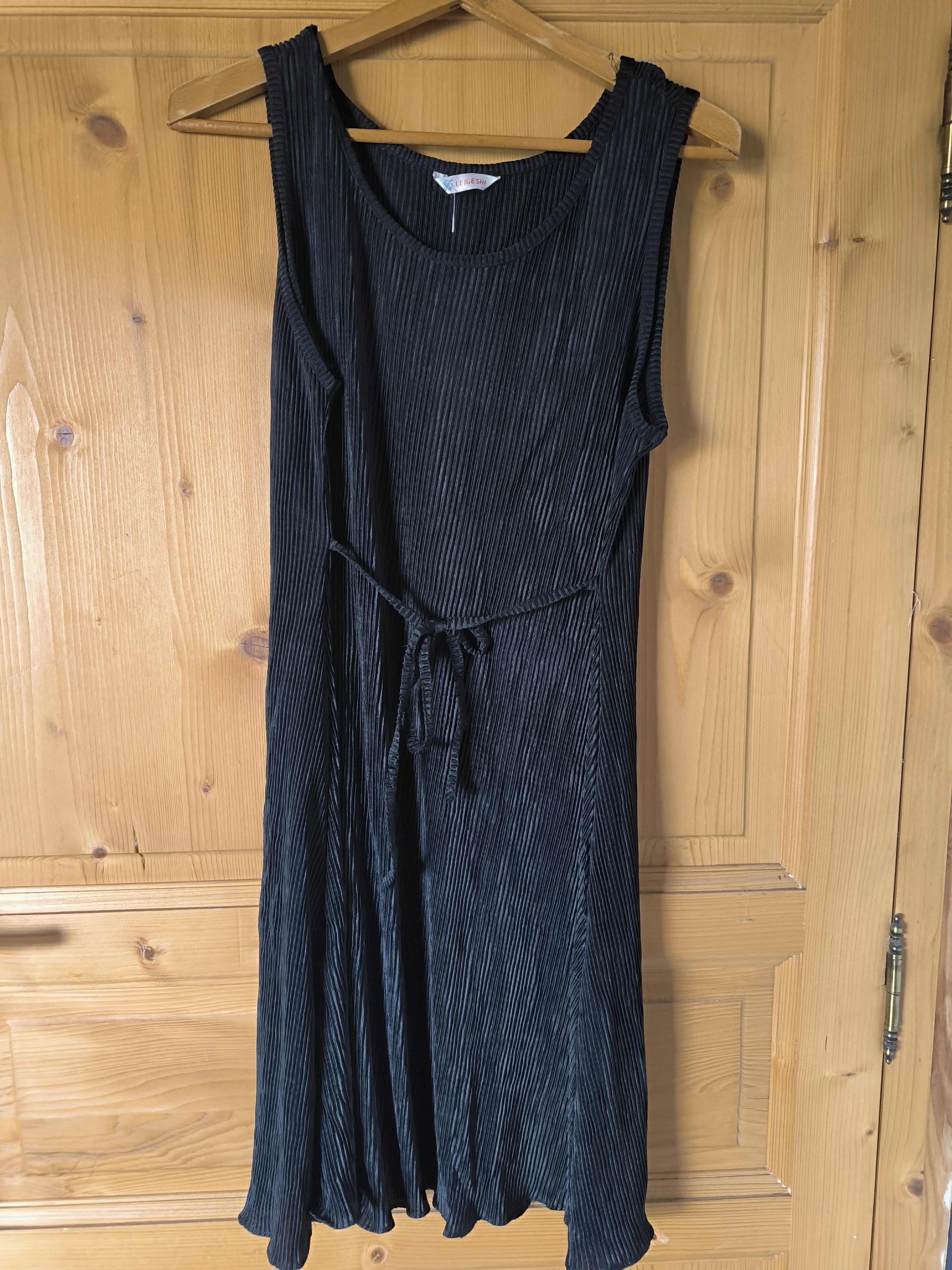 Photo de 🖤 DESTOCKAGE DÉMÉNAGEMENT – ROBE NOIRE CLASSIQUE, MAIS…...