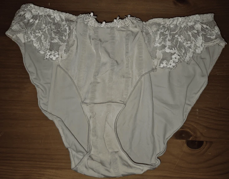 Photo de 🤫🩲💋Bêtise dans la culotte de maman💋🩲🤫