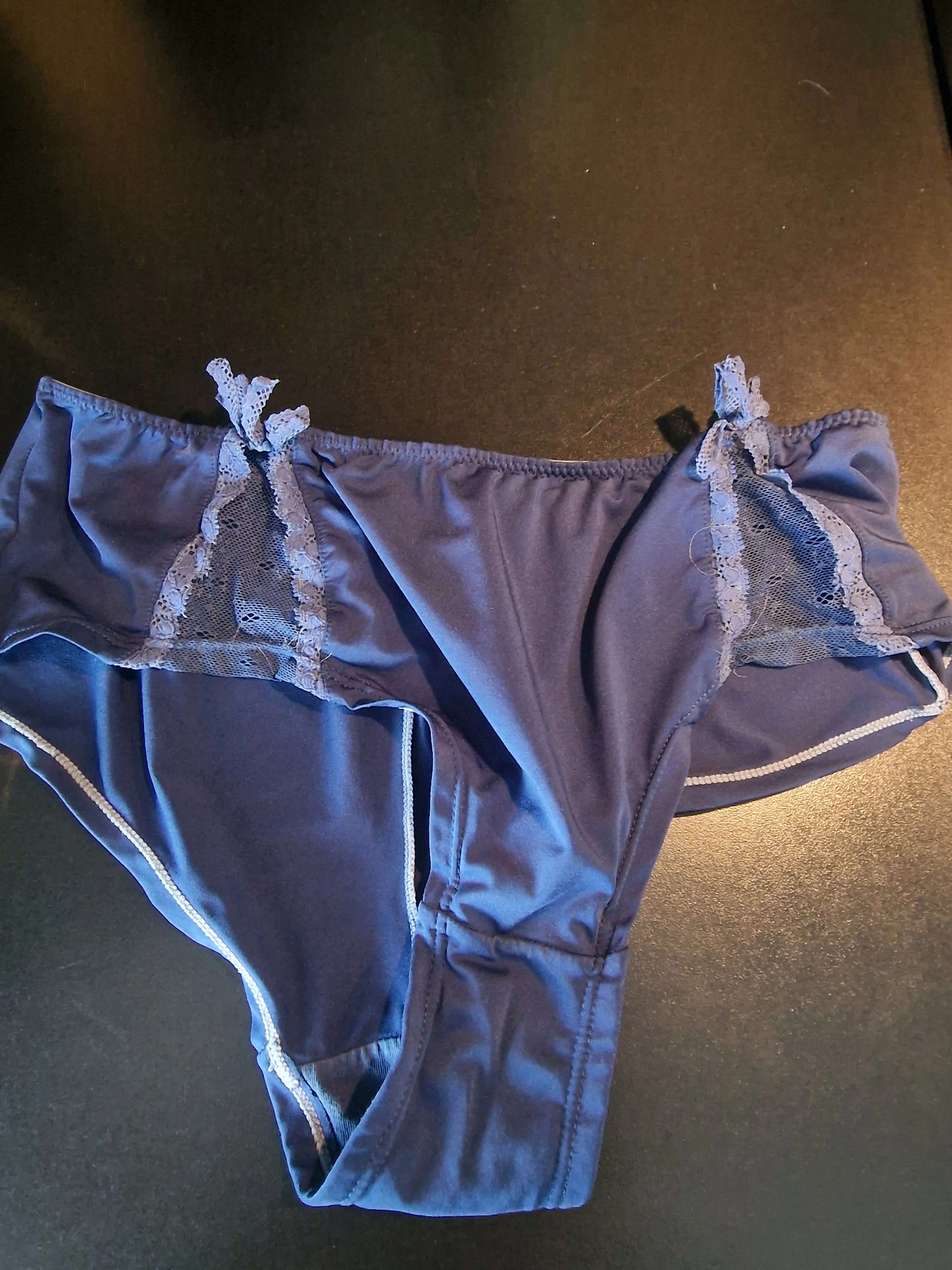 Photo de Culotte bleu souillé 48h