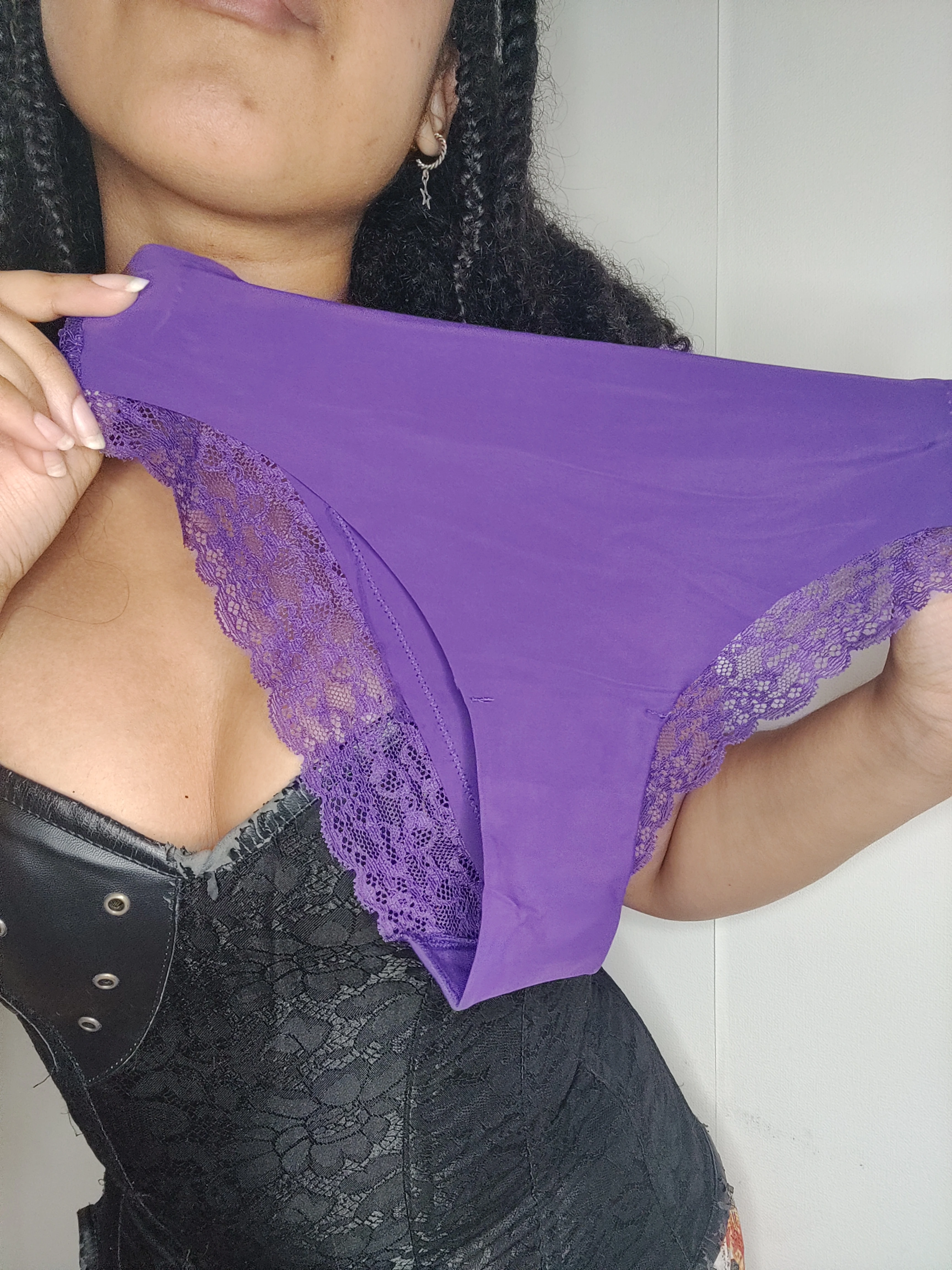 Photo de Slip purple à dentelles
