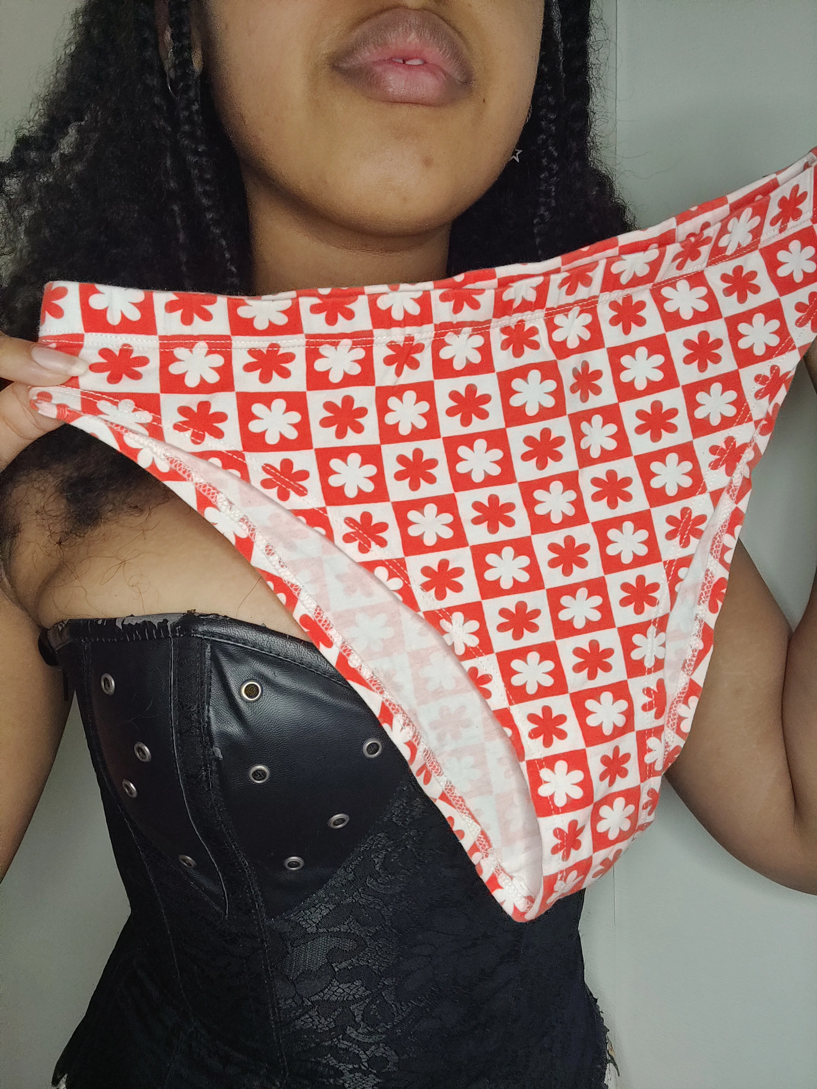 Photo de Culotte rouge et blanche à fleurs