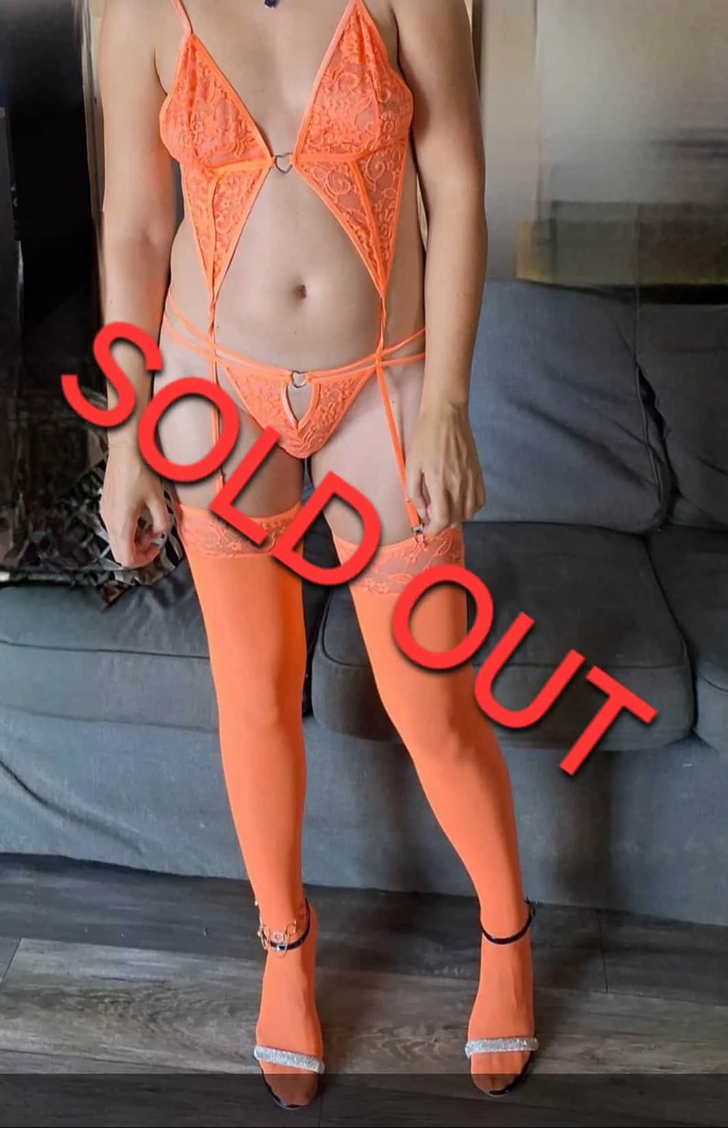 Photo de Beautiful orange body worn for sex