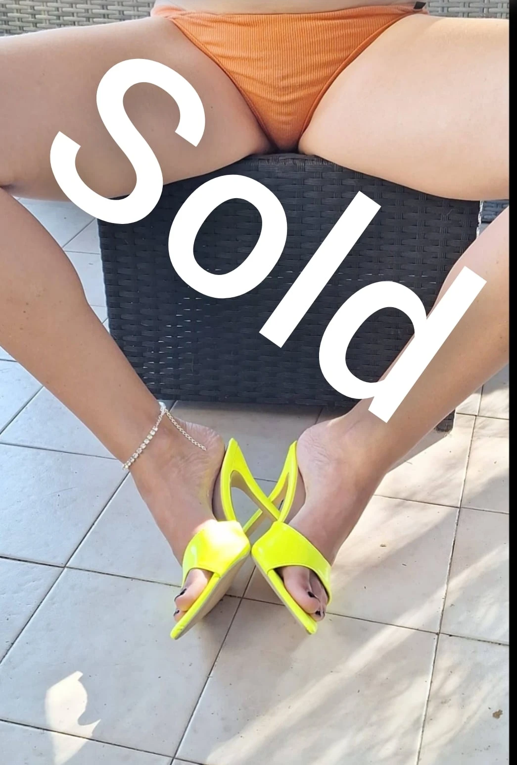 Photo de Orange thong, worn in very hot day very...