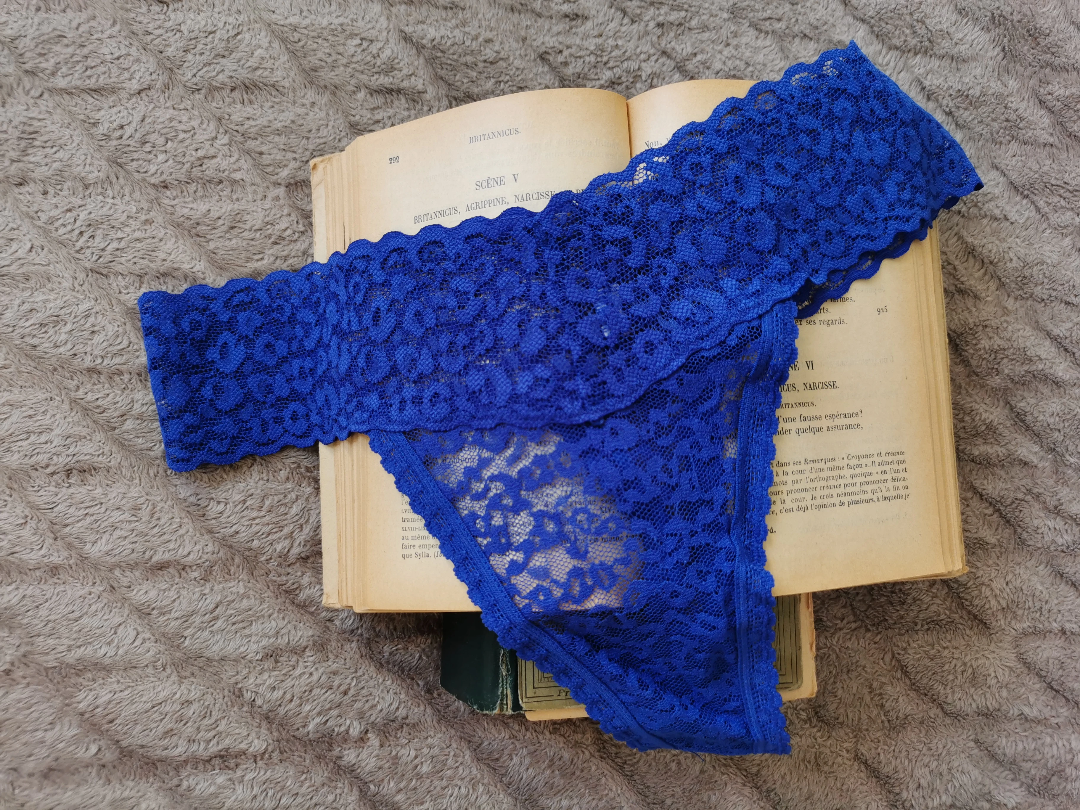 Photo de L’impétueuse (tanga bleu Klein – dentelle)