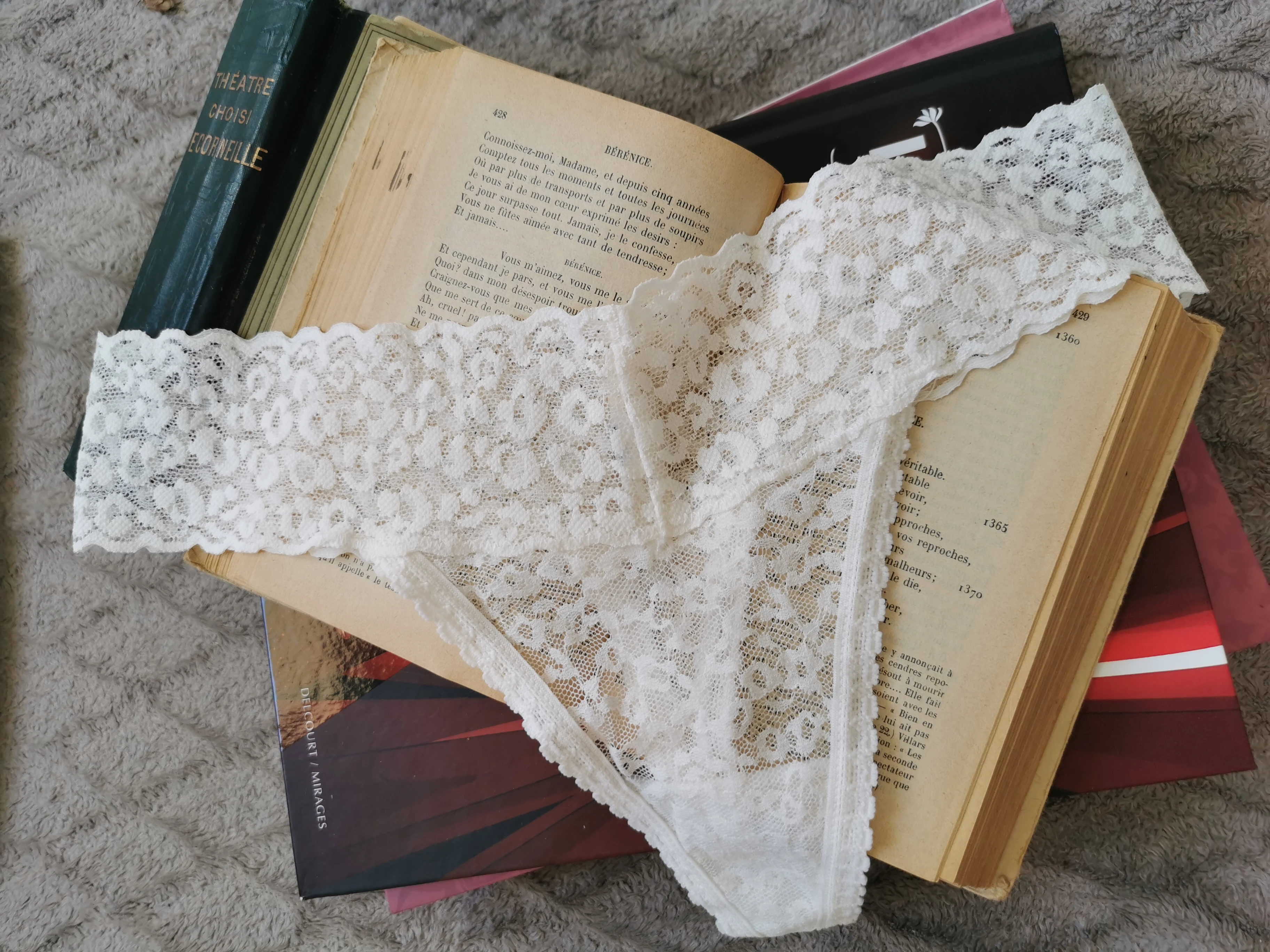 Photo de La Bérénice (Tanga couleur crème – dentelle)