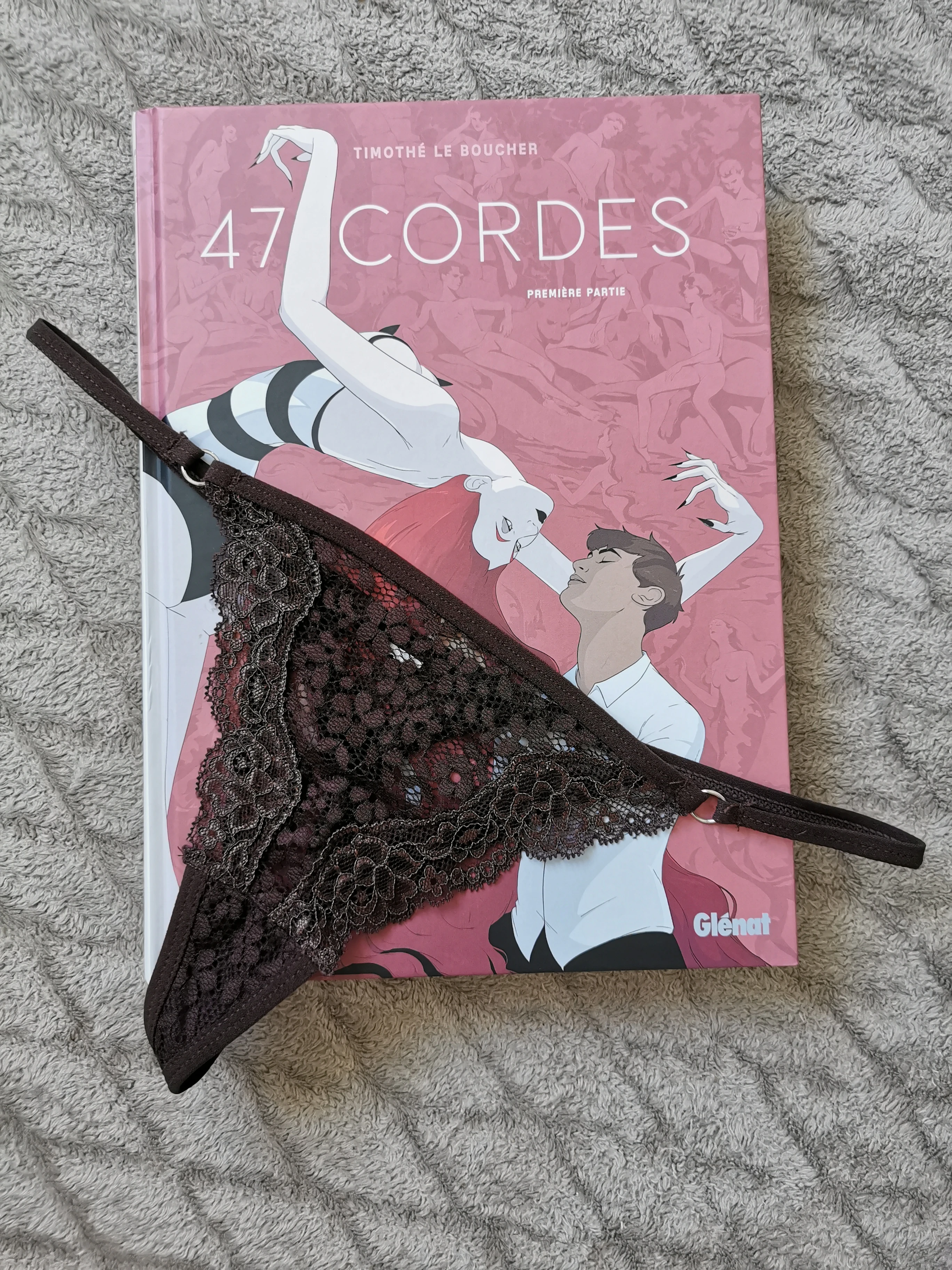 Photo de La Métamorphe (string marron foncé – dentelle)