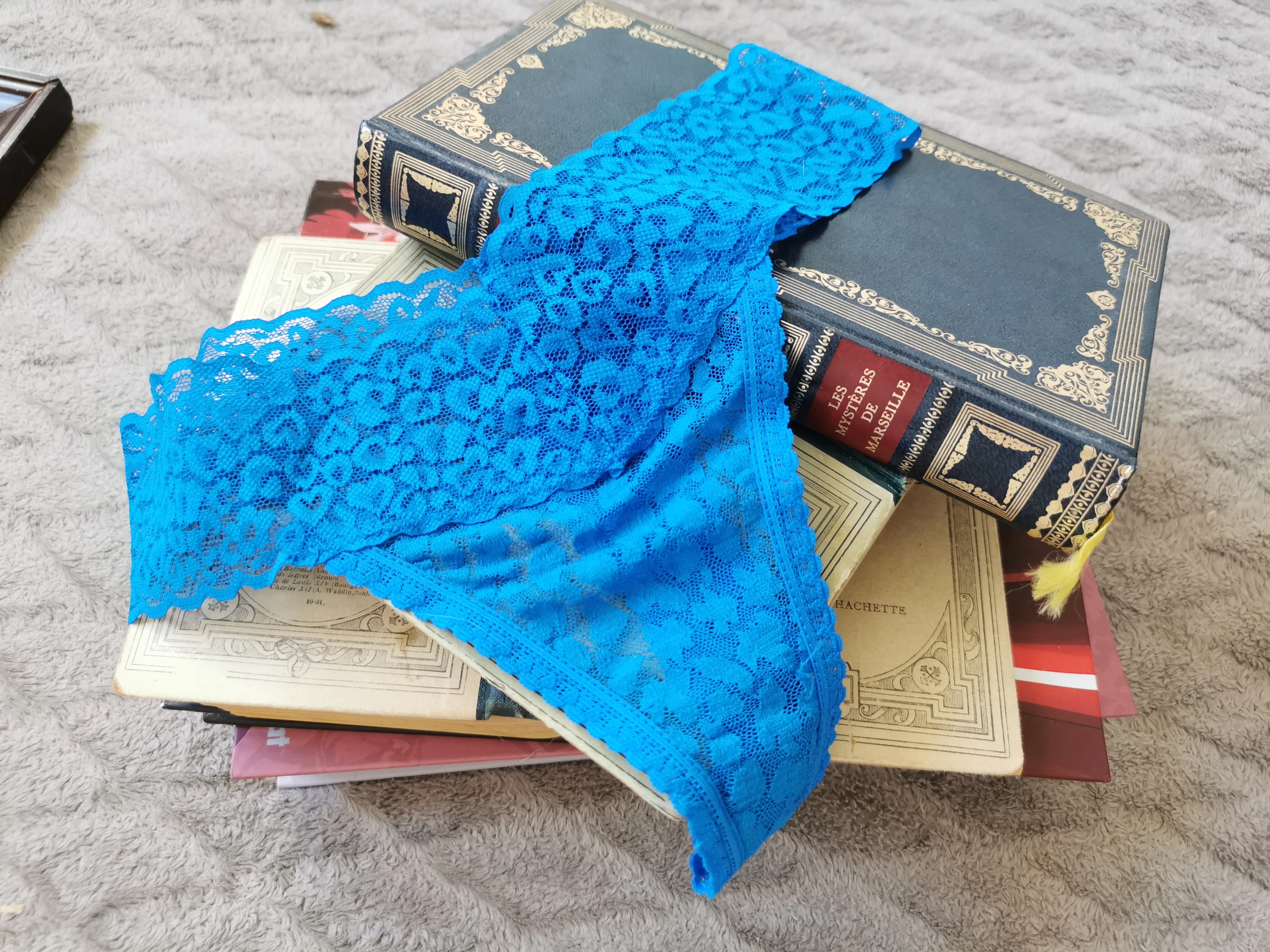 Photo de L’Ecume (tanga bleu Marseille – dentelle)
