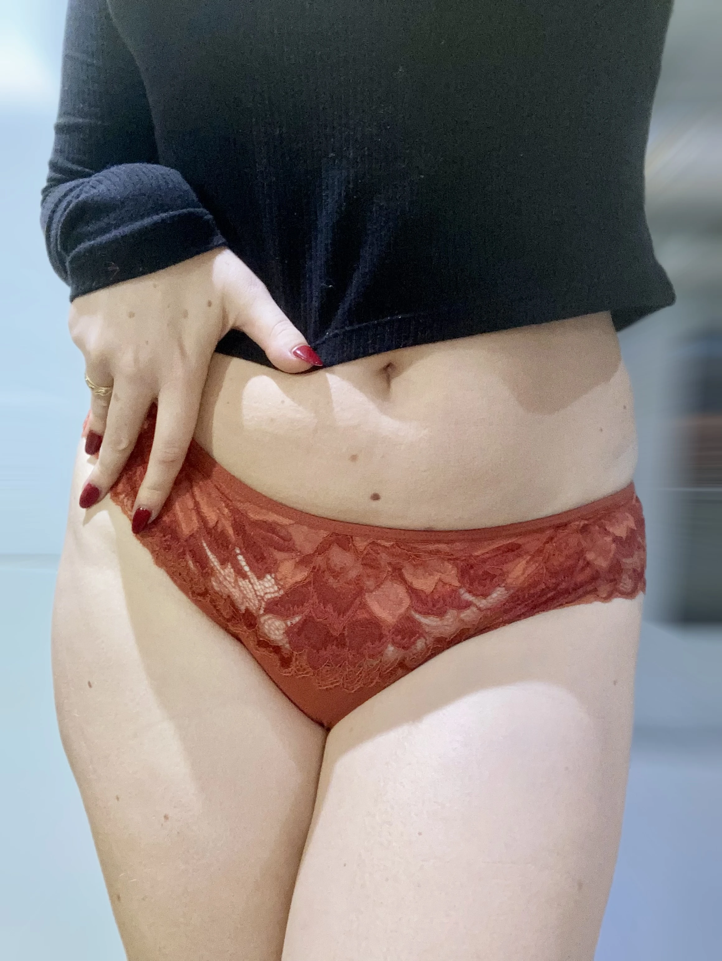 Photo de Tanga en dentelle avec traces anales