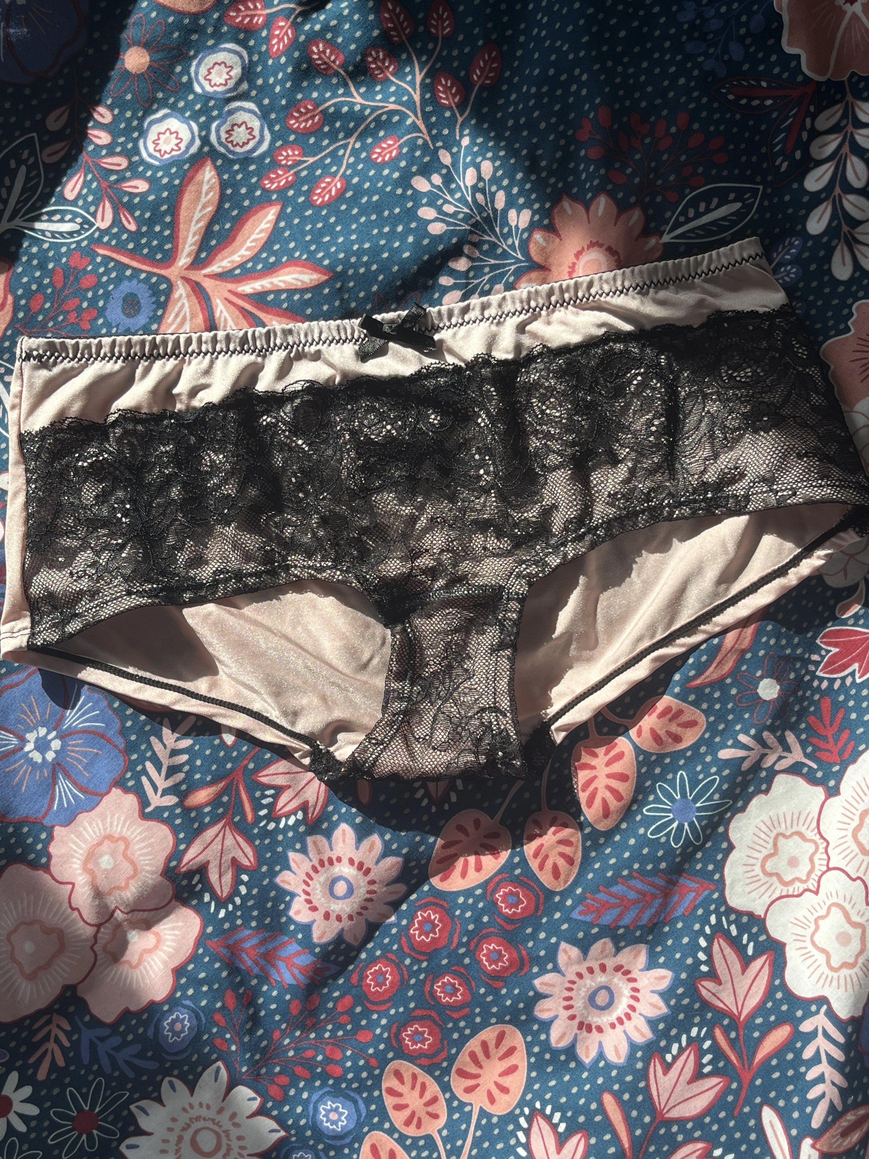 Photo de Culotte satinée rose et dentelle noire