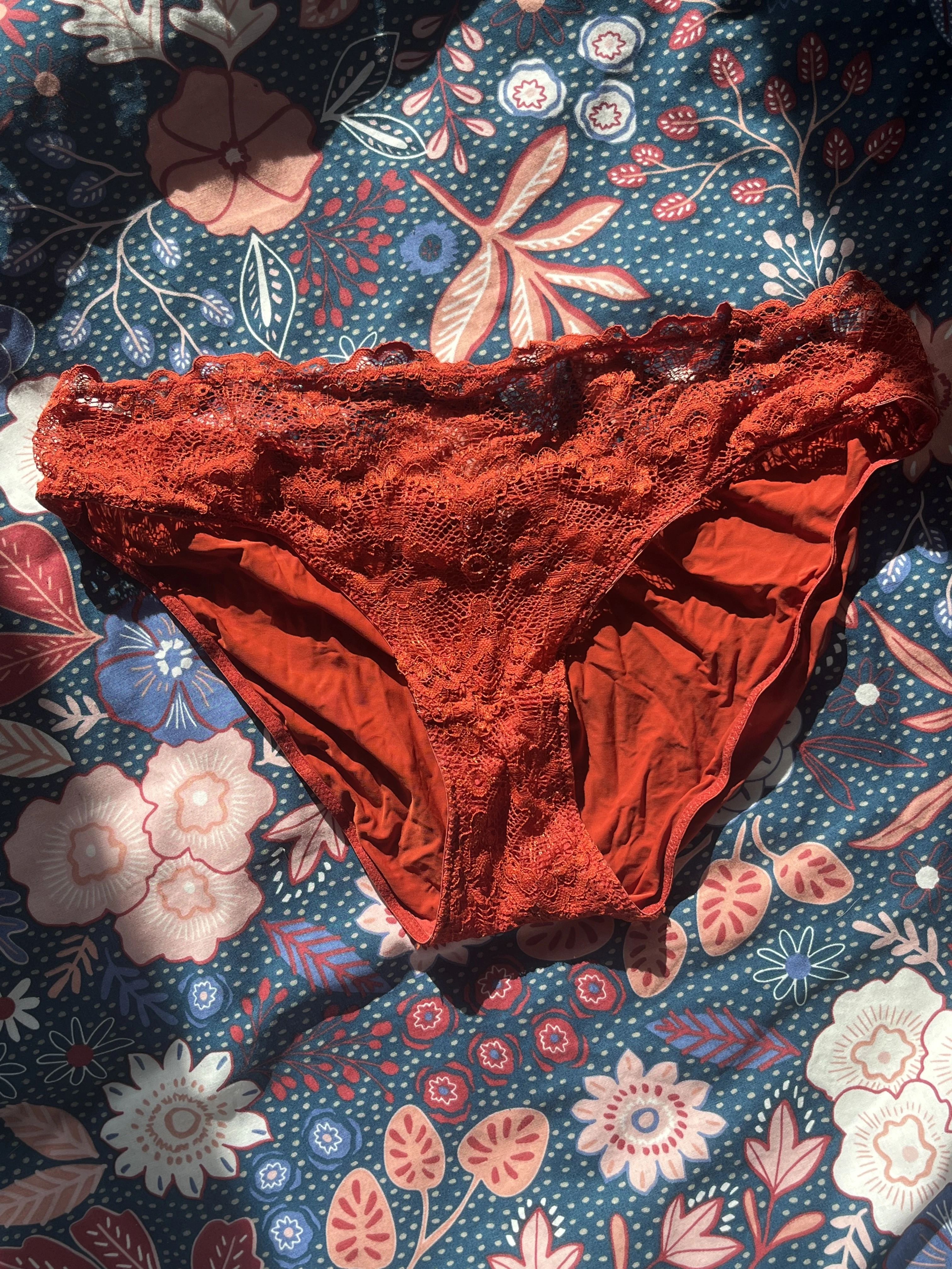 Photo de Culotte rouge orangée avec dentelle