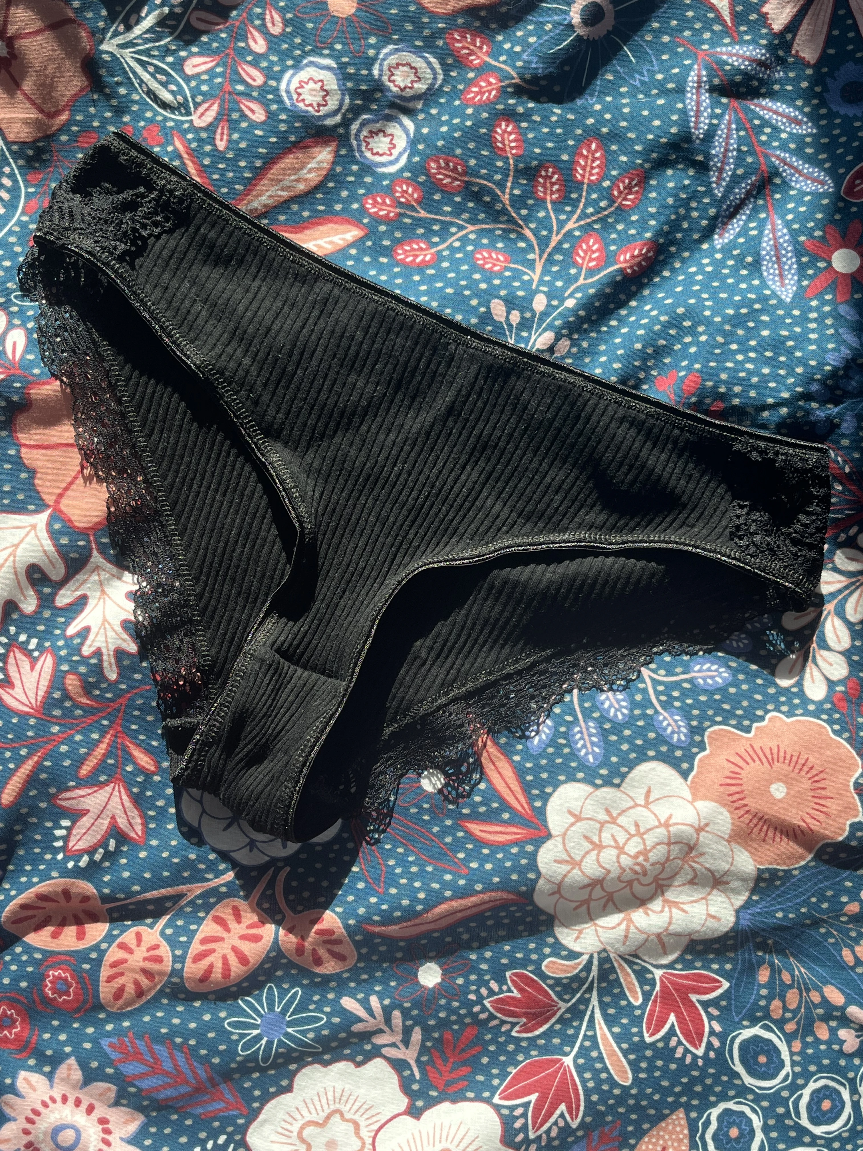 Photo de Culotte noire coton et de dentelle