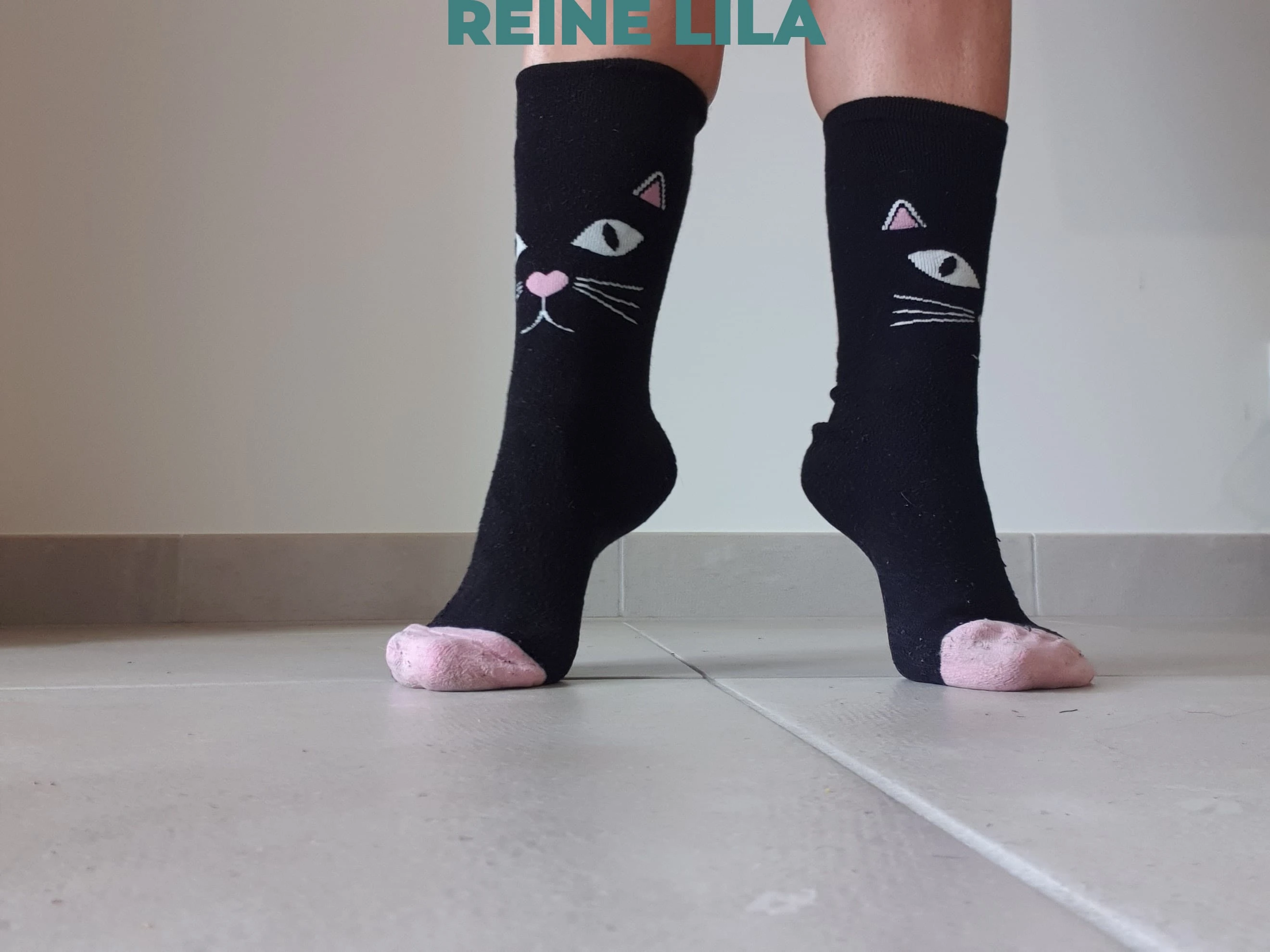 Photo de Chaussettes noir fantaisie chat bien odorantes