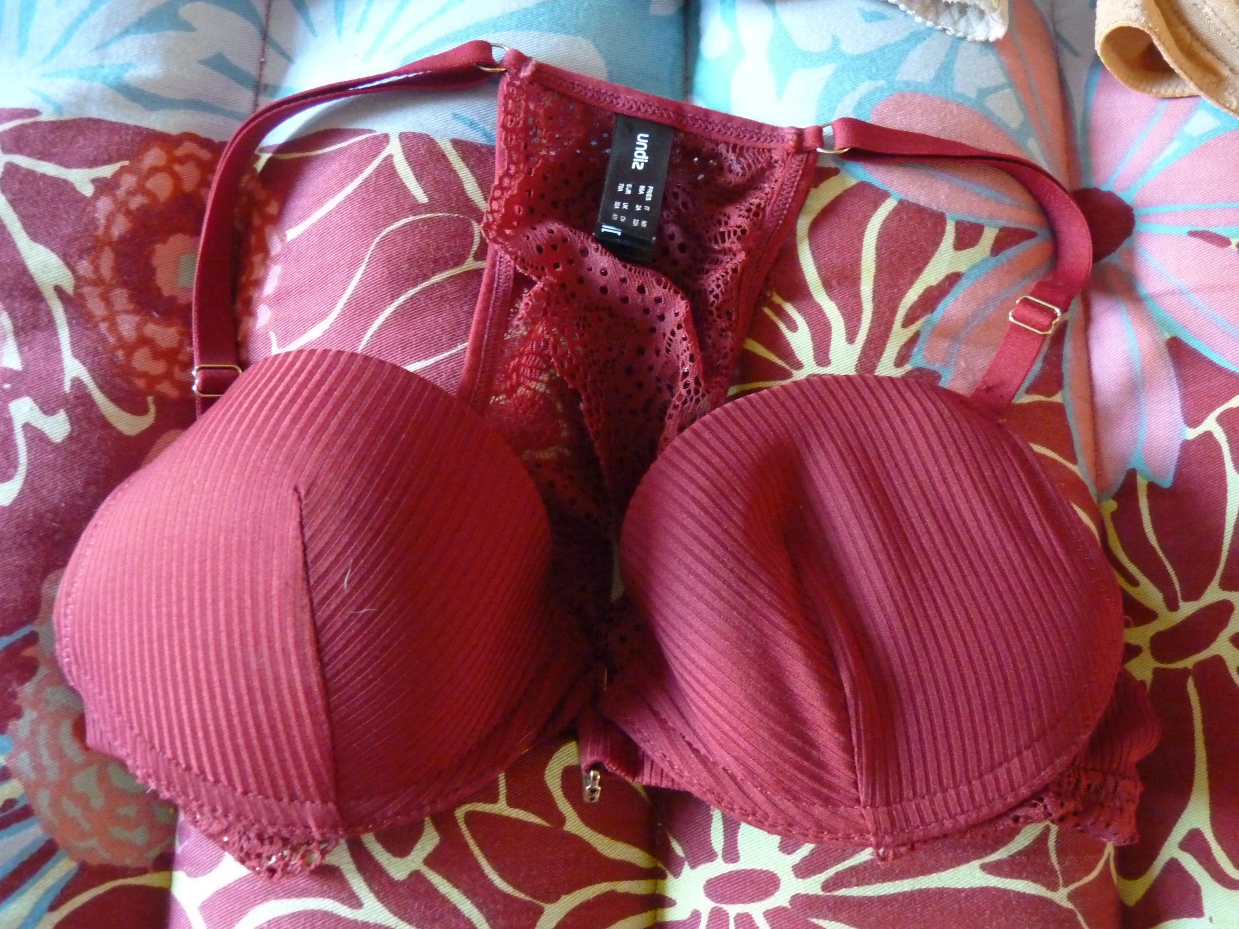 Photo de soutien gorge undiz rouge – attache entre mes...