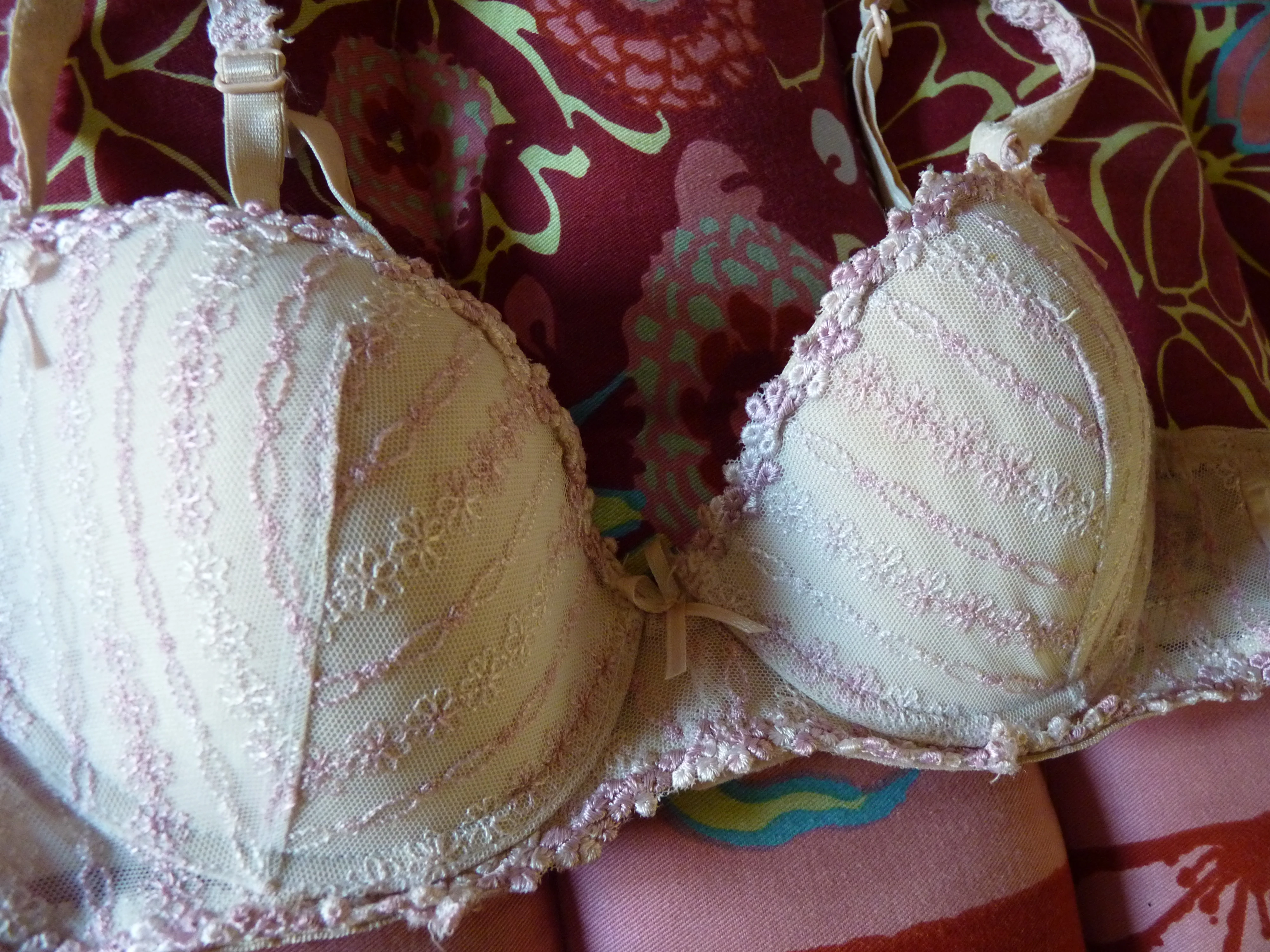Photo de 🍬🍬🍬 Une petite douceur ? mon soutien gorge...