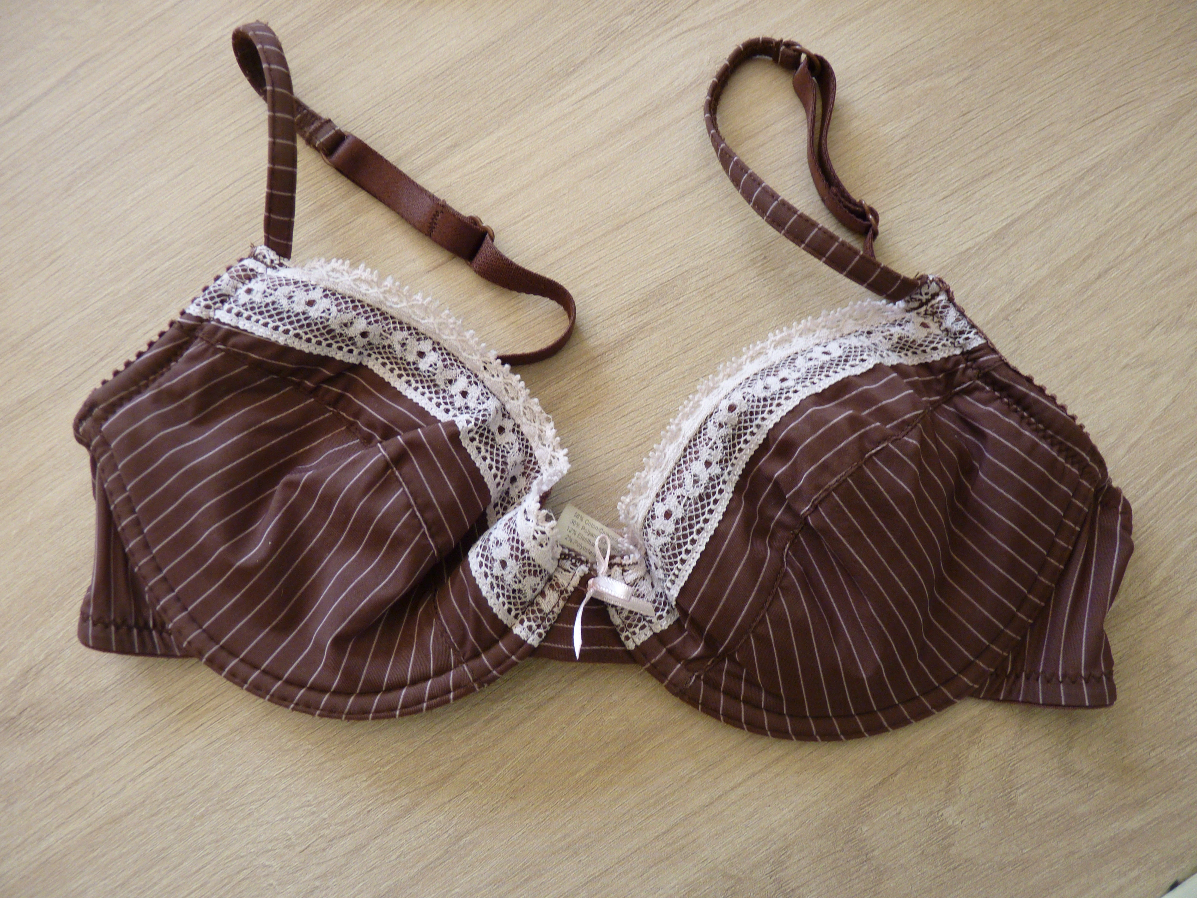 Photo de mes petits seins dans mon soutien gorge quotidien...