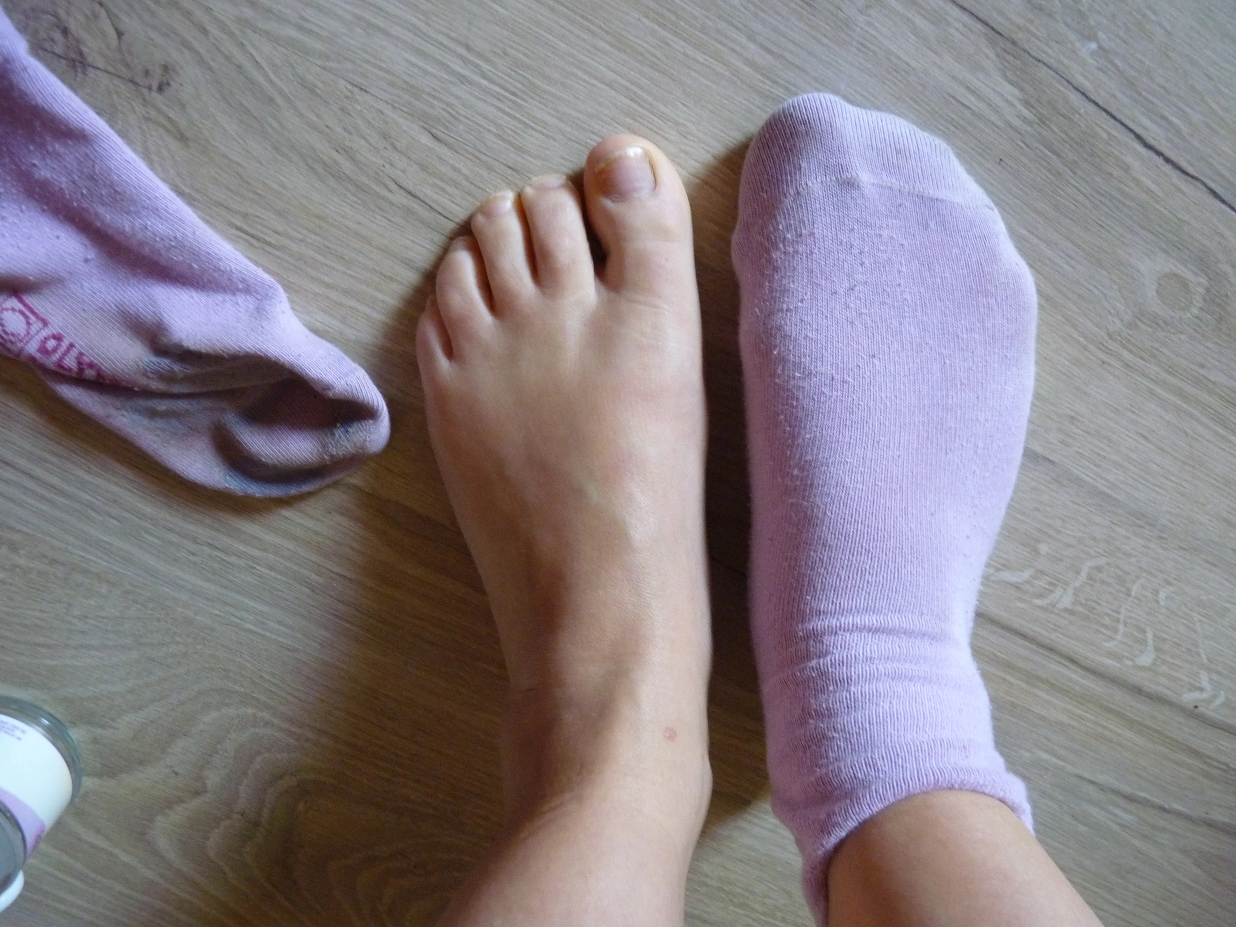 Photo de mes petits pieds dans des chaussettes sales