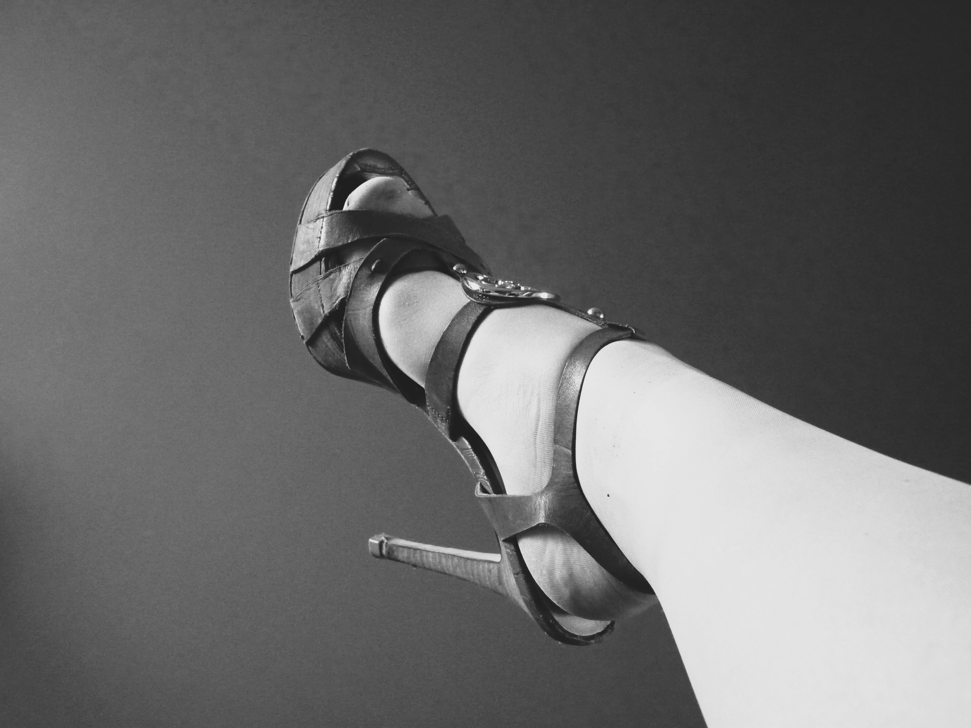 Photo de chaussures d’été portées talon aiguille ultra féminines