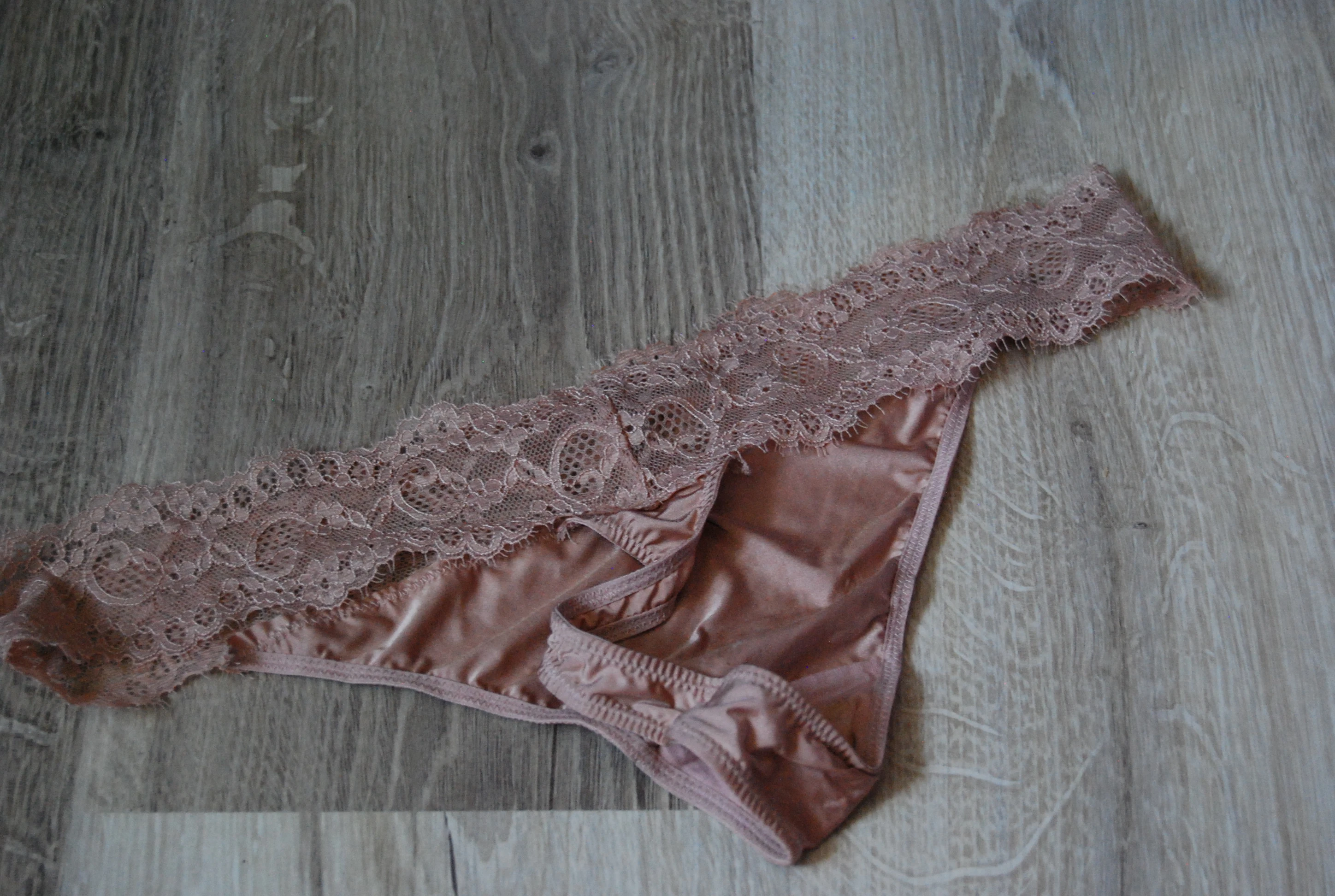 Photo de mon string rose tout doux porté 3 jours...