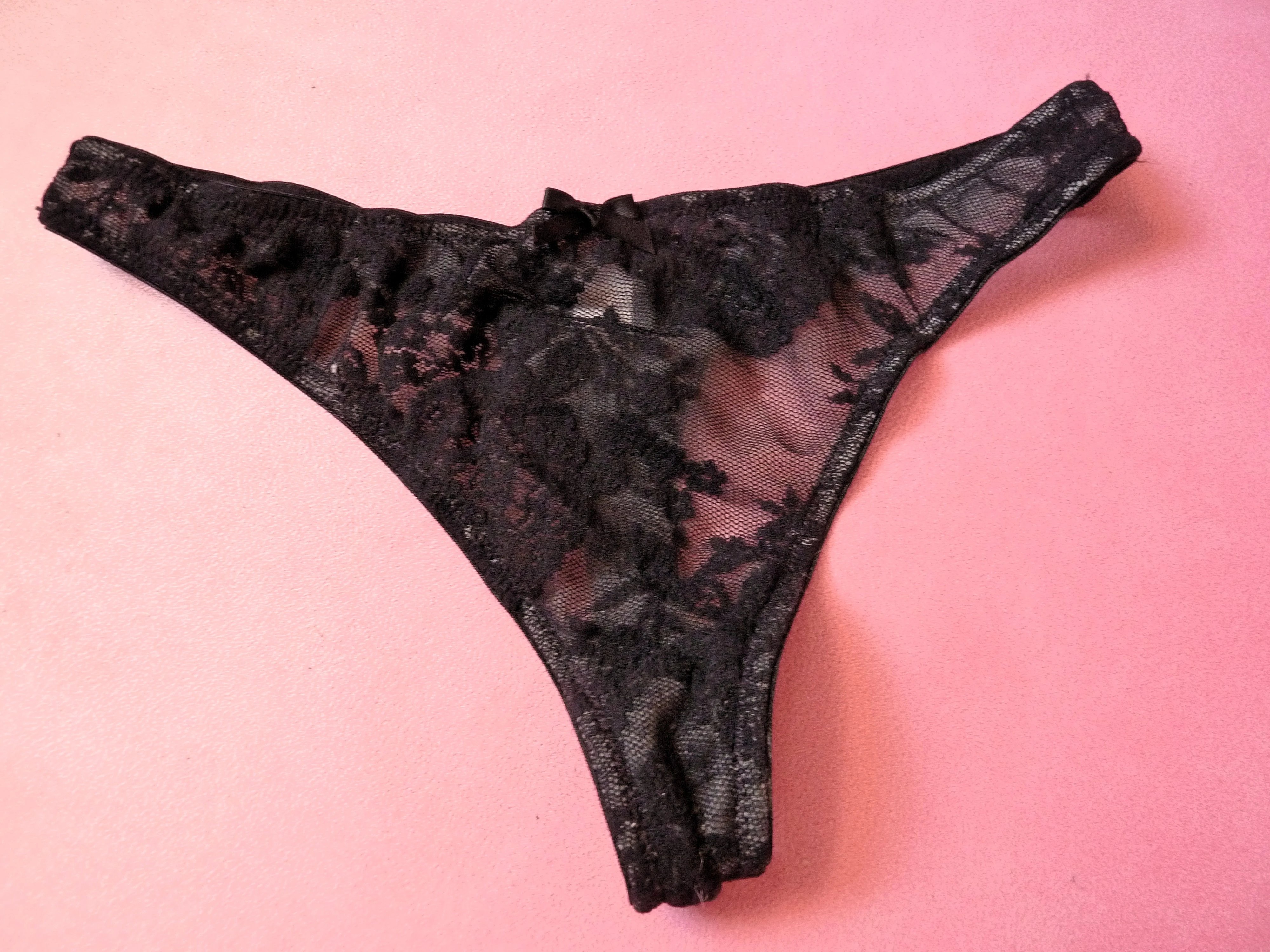 Photo de string dentelle noir 34 taille XS porté 3...
