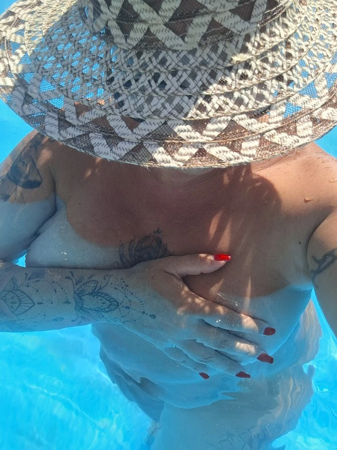 Photo de quelques clichés nue dans ma piscine....