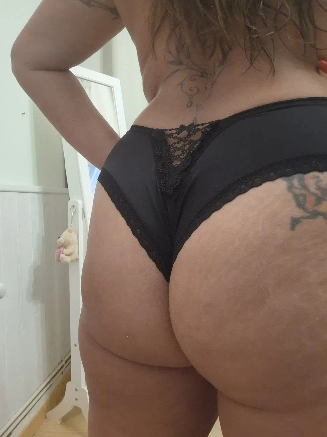 Photo de tanga en satin noir...
