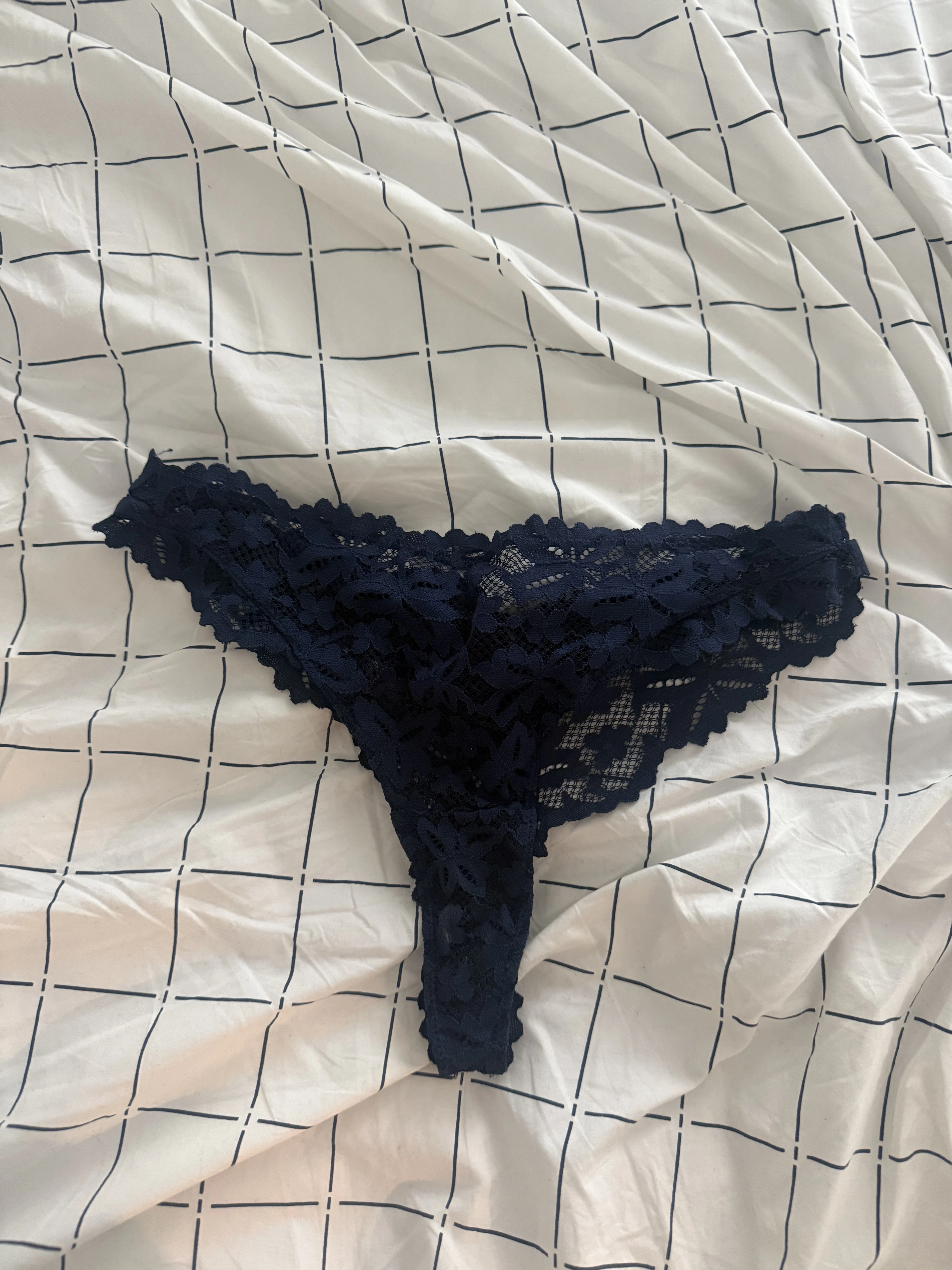 Photo de Tanga porté en étant très excité