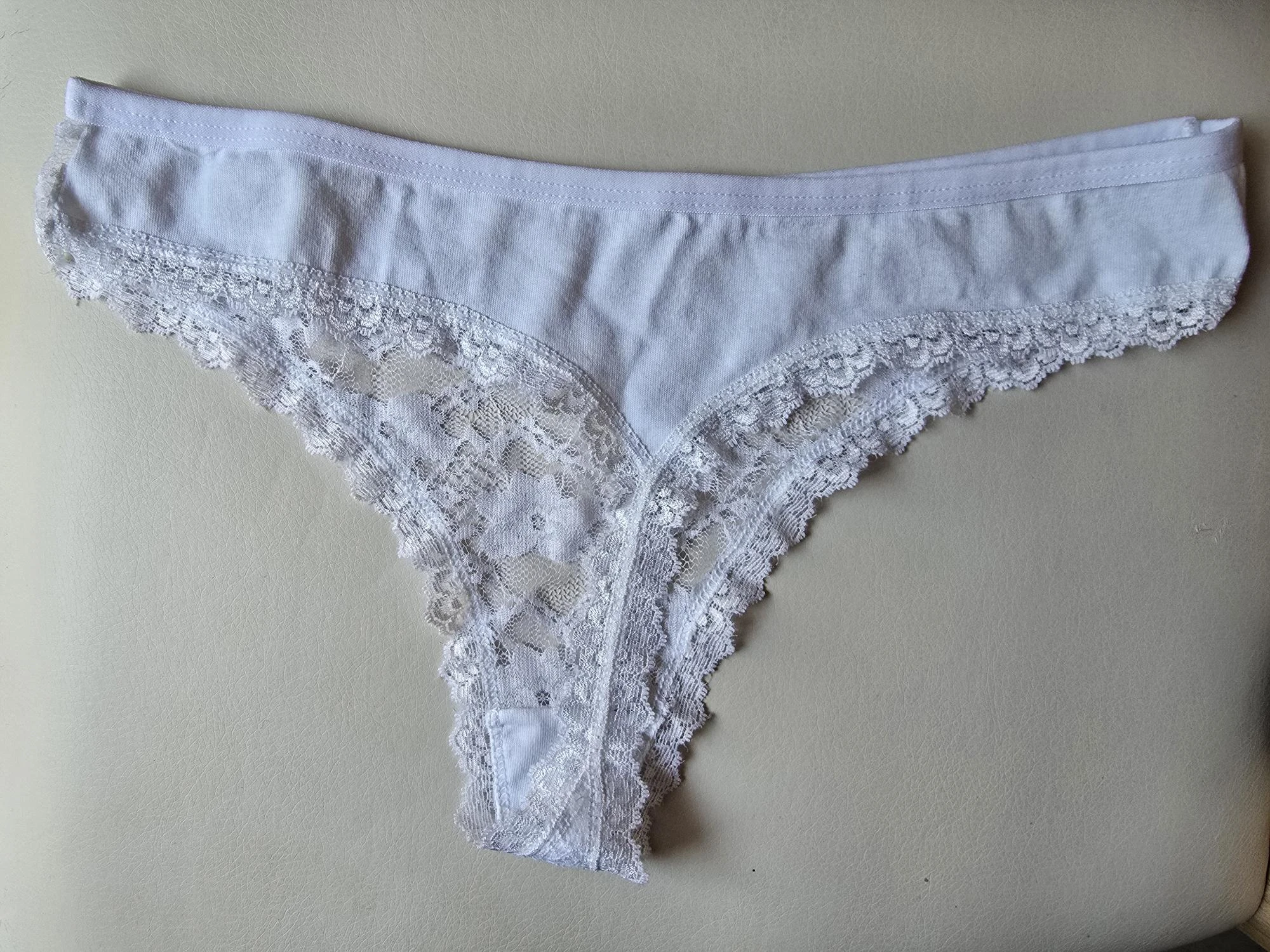 Photo de String blanc odorant rien que pour toi 😈