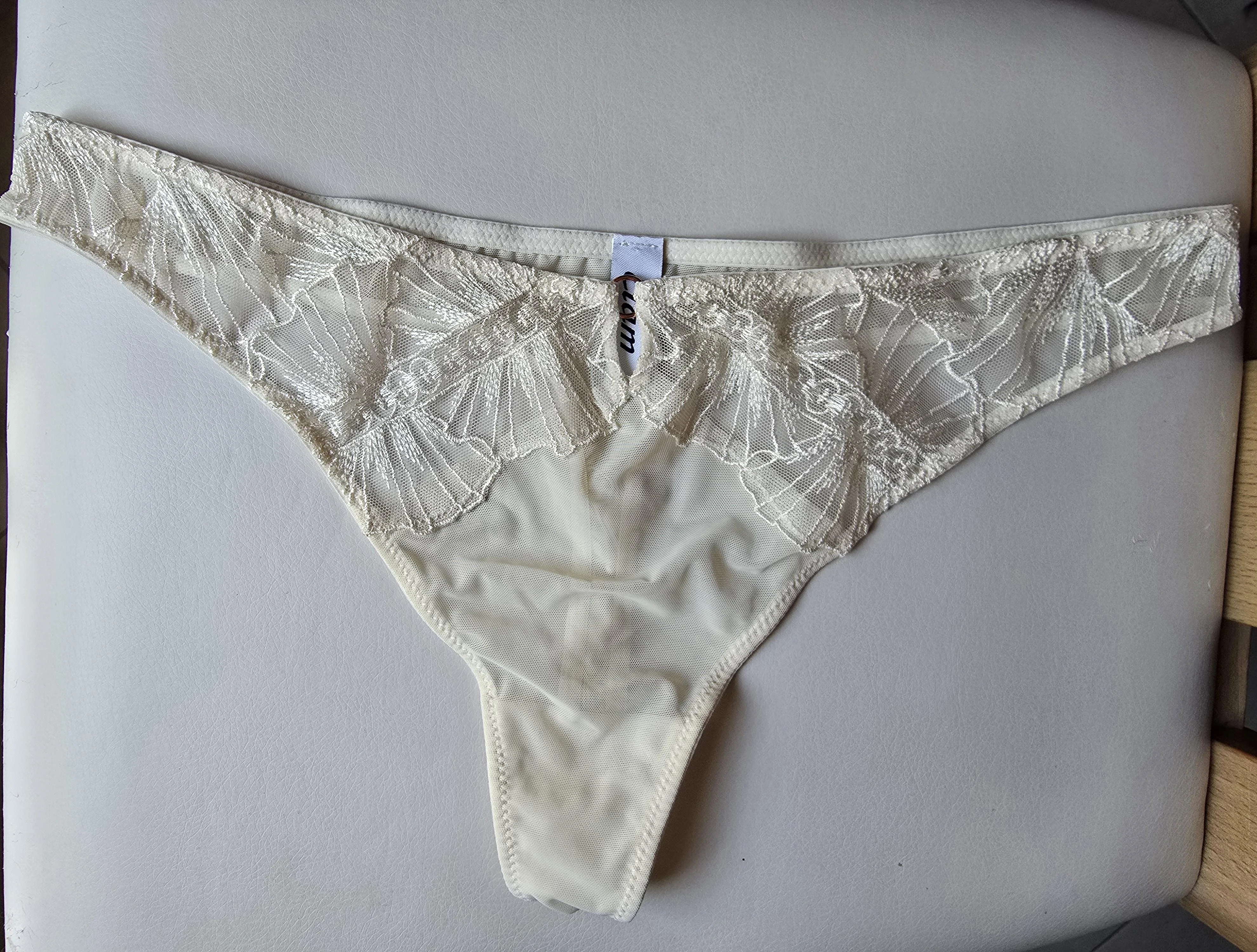 Photo de String beige odorant rien que pour toi 😈