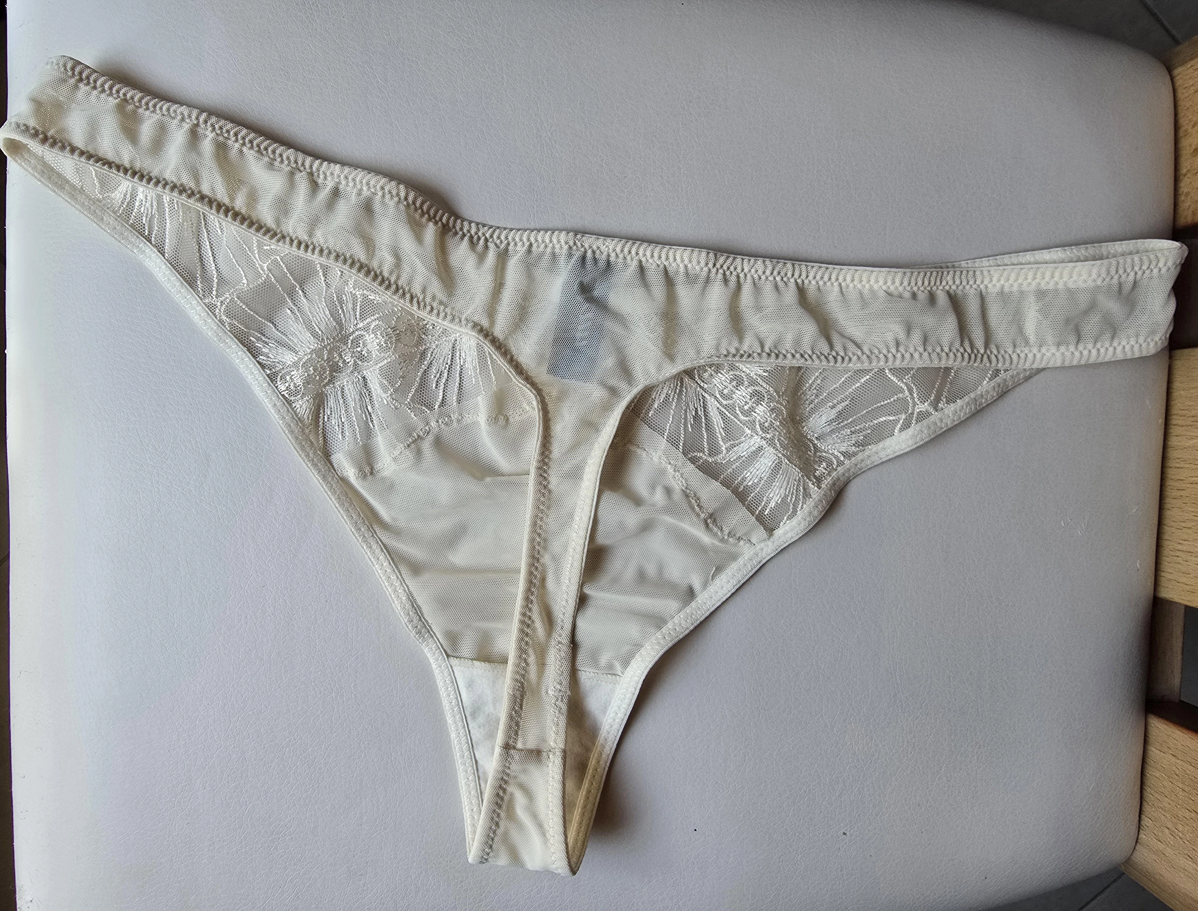 Photo de String beige odorant rien que pour toi 😈