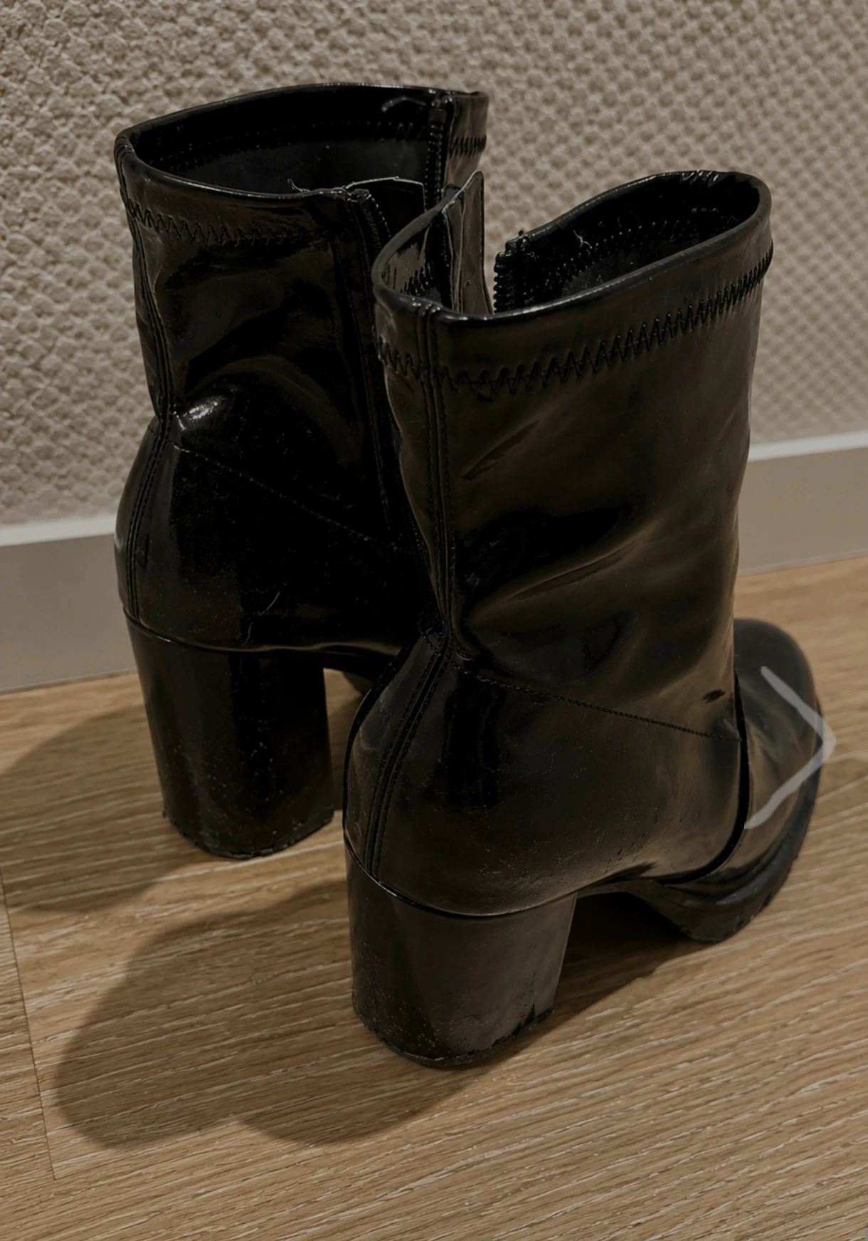 Photo de Bottines noires vernies à talons, très portées. 🖤👢