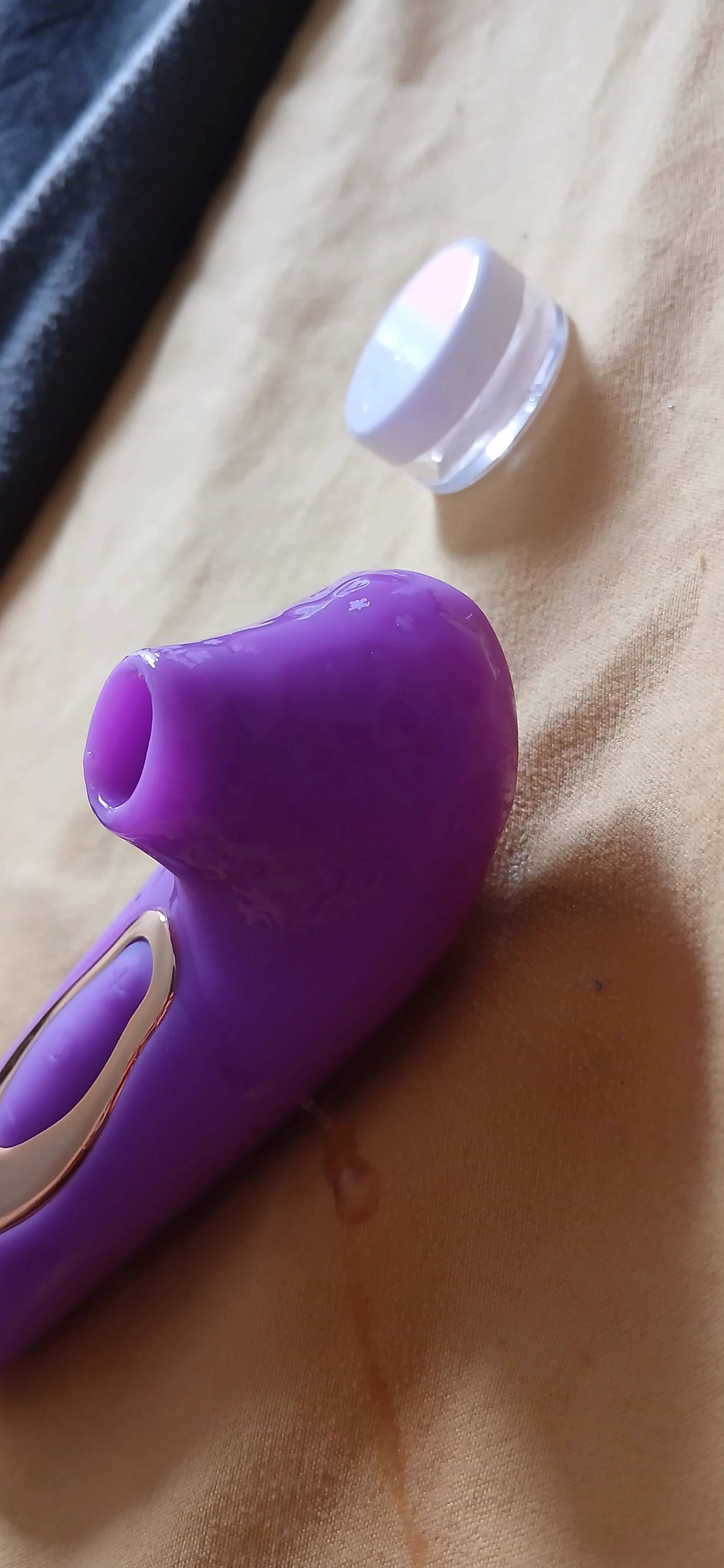 Photo de Je jouis et récupère ma mouille dans un pot